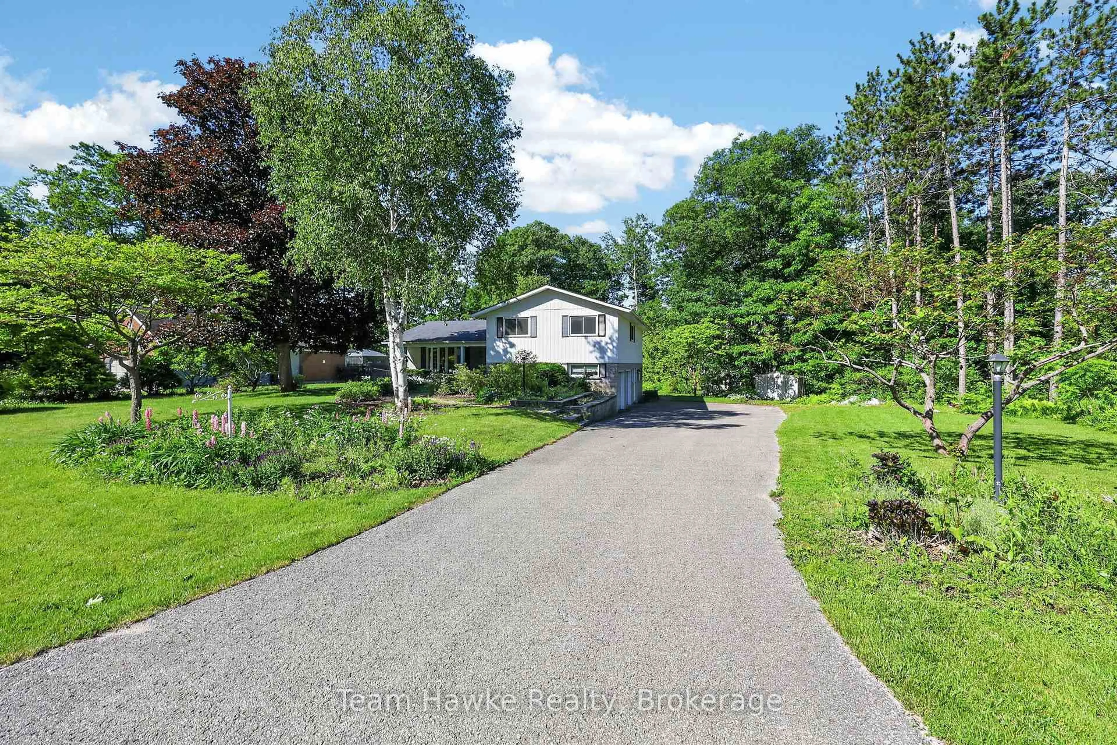 A pic from outside/outdoor area/front of a property/back of a property/a pic from drone, street for 321 Glenbrook Dr, Midland Ontario L4R 5G4