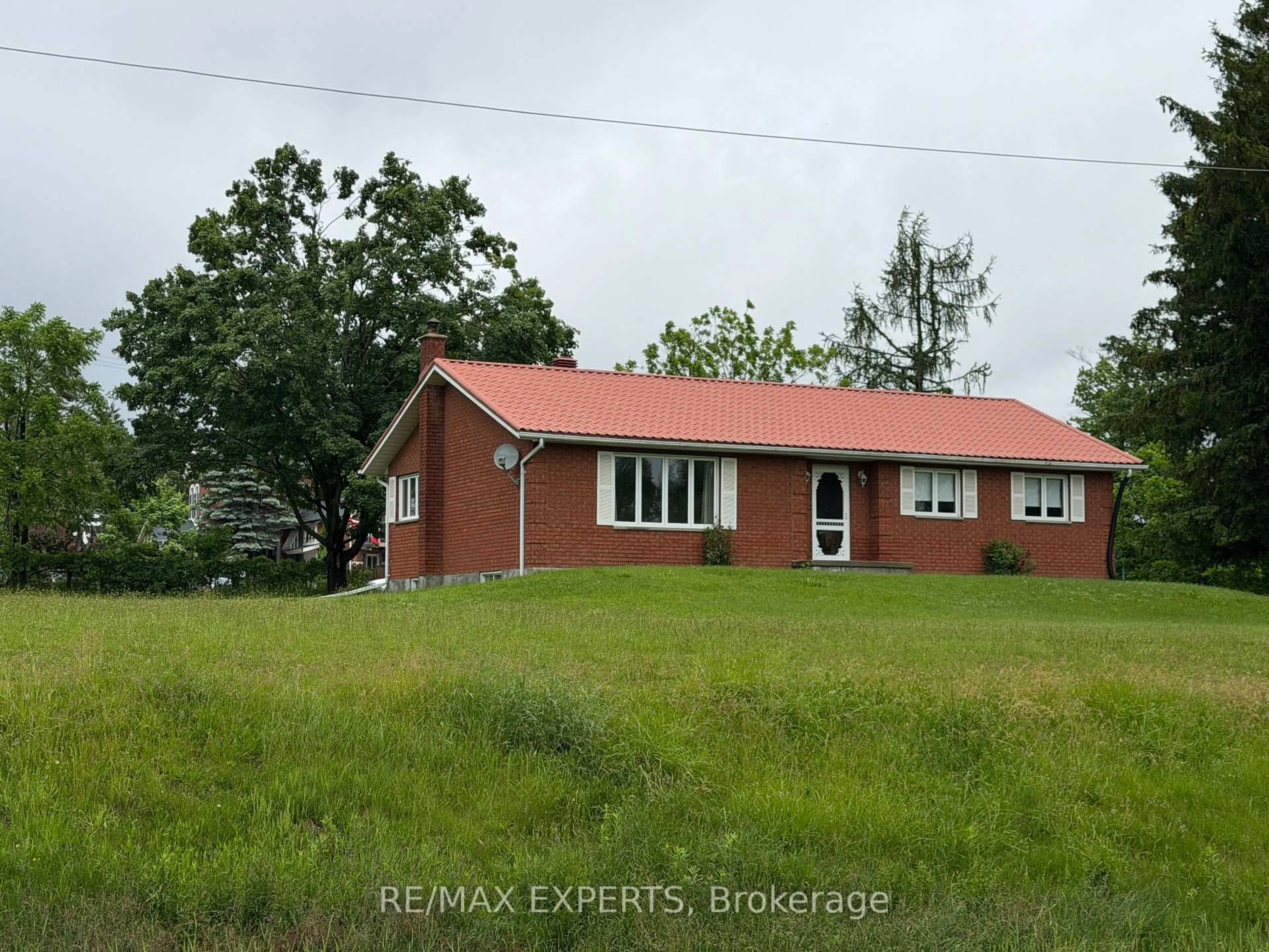 A pic from outside/outdoor area/front of a property/back of a property/a pic from drone, building for 33 Fifth Line, Oro-Medonte Ontario L0L 2E0