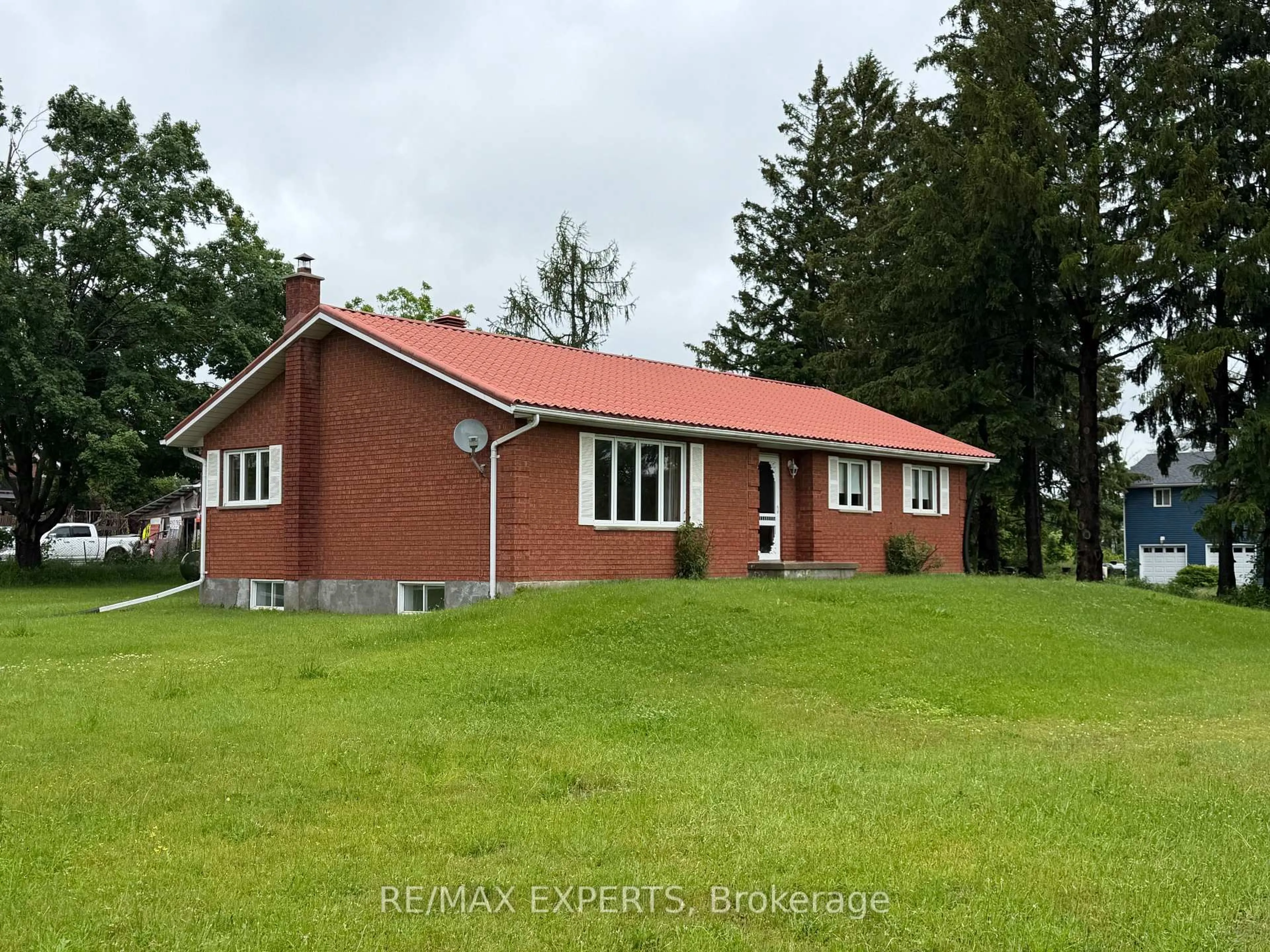A pic from outside/outdoor area/front of a property/back of a property/a pic from drone, building for 33 Fifth Line, Oro-Medonte Ontario L0L 2E0