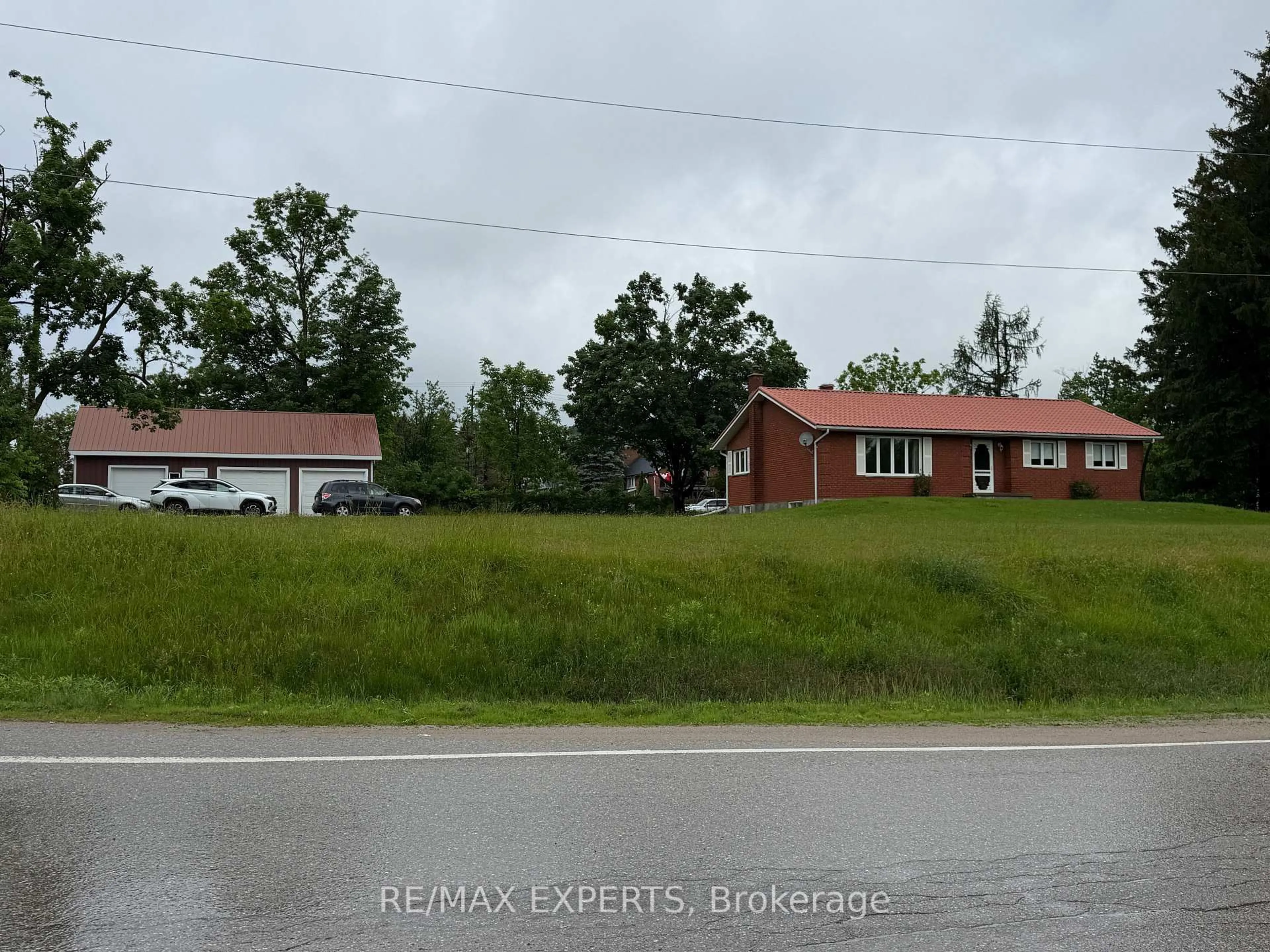 A pic from outside/outdoor area/front of a property/back of a property/a pic from drone, unknown for 33 Fifth Line, Oro-Medonte Ontario L0L 2E0