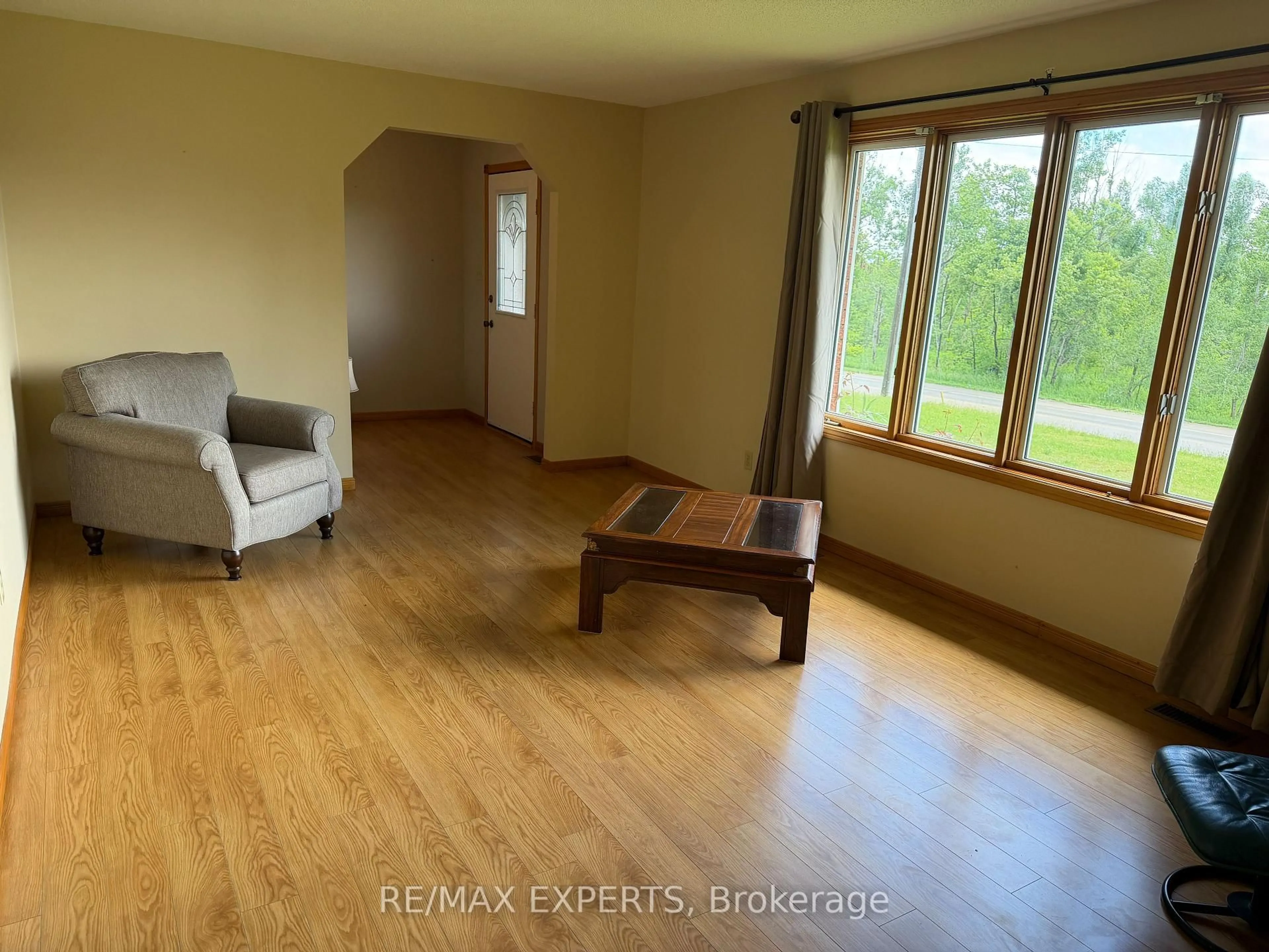A pic of a room for 33 Fifth Line, Oro-Medonte Ontario L0L 2E0