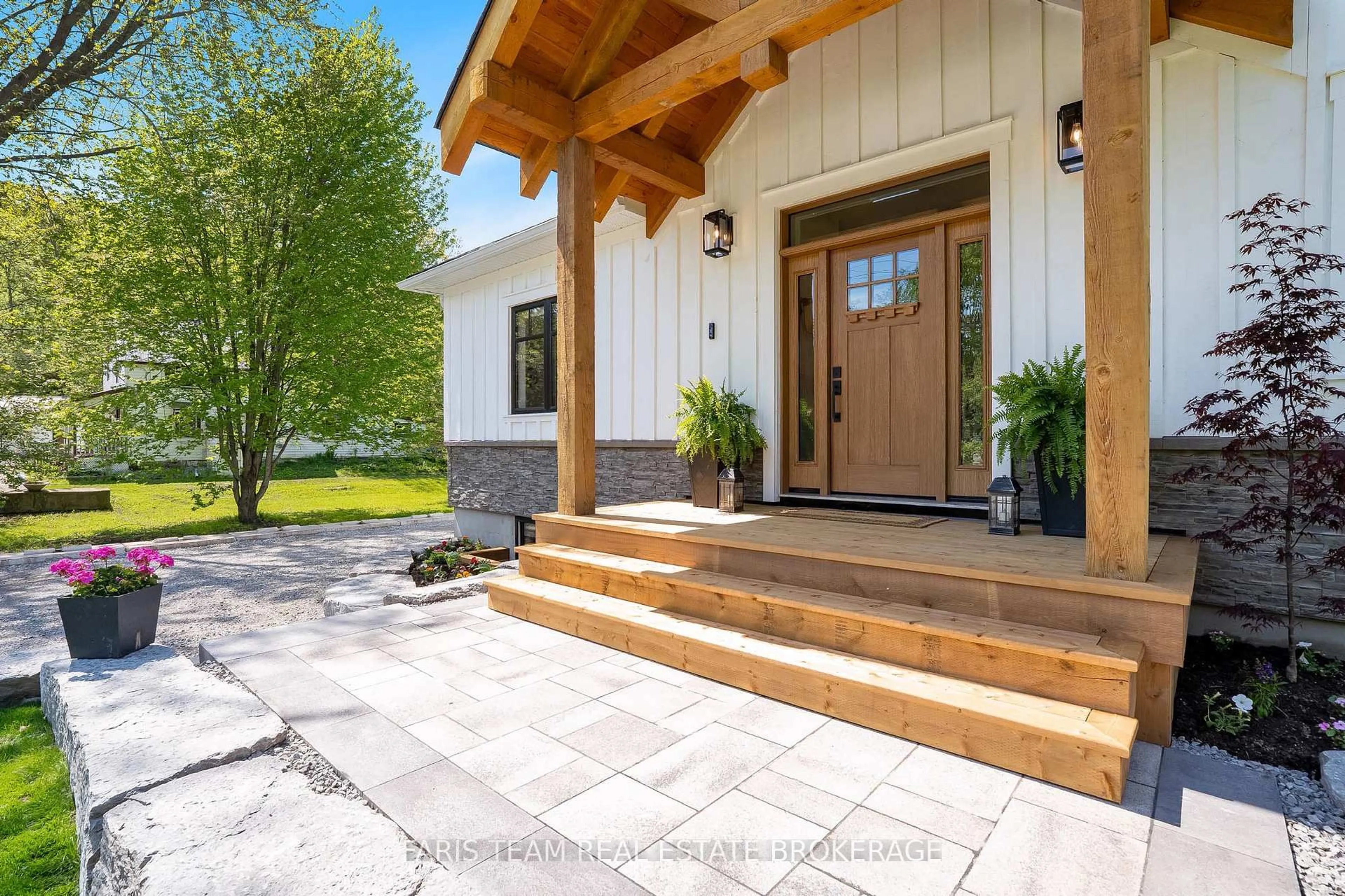 Indoor entryway for 3415 Reservoir Rd, Severn Ontario L0K 1E0
