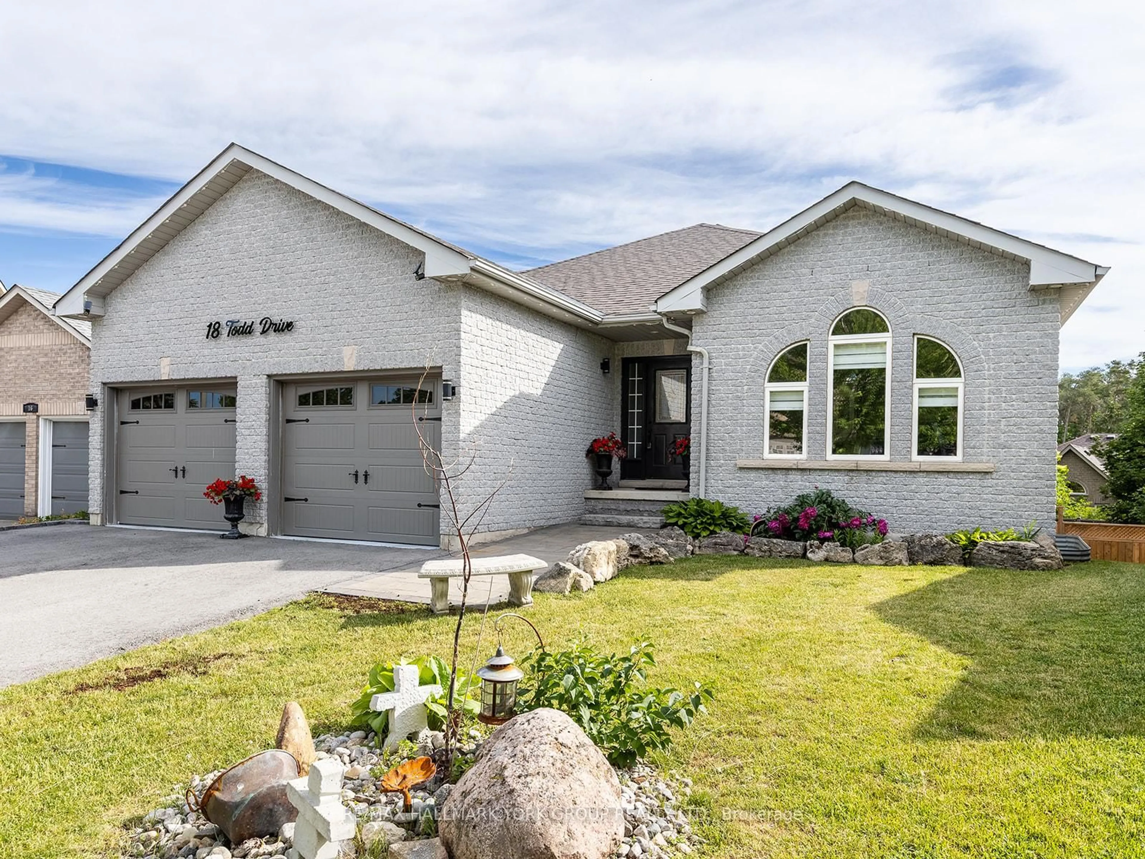 Home with vinyl exterior material, street for 18 Todd Dr, Barrie Ontario L4N 9K6