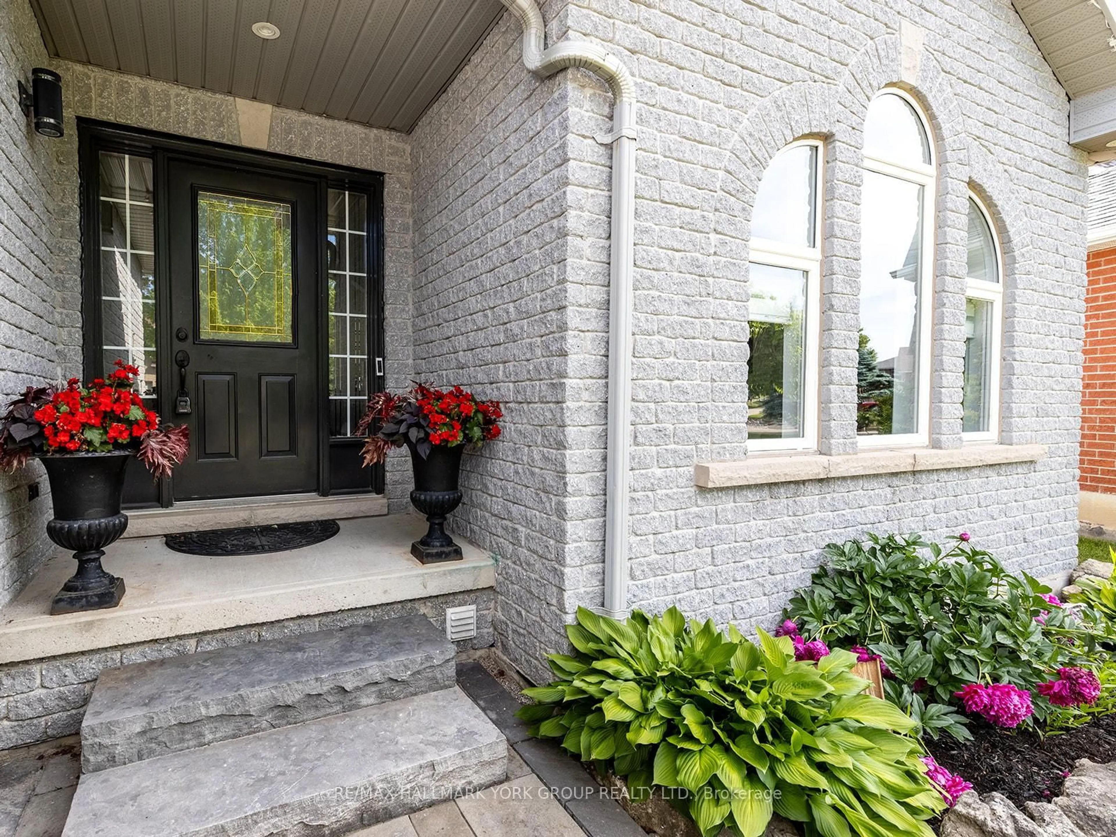 Indoor entryway for 18 Todd Dr, Barrie Ontario L4N 9K6