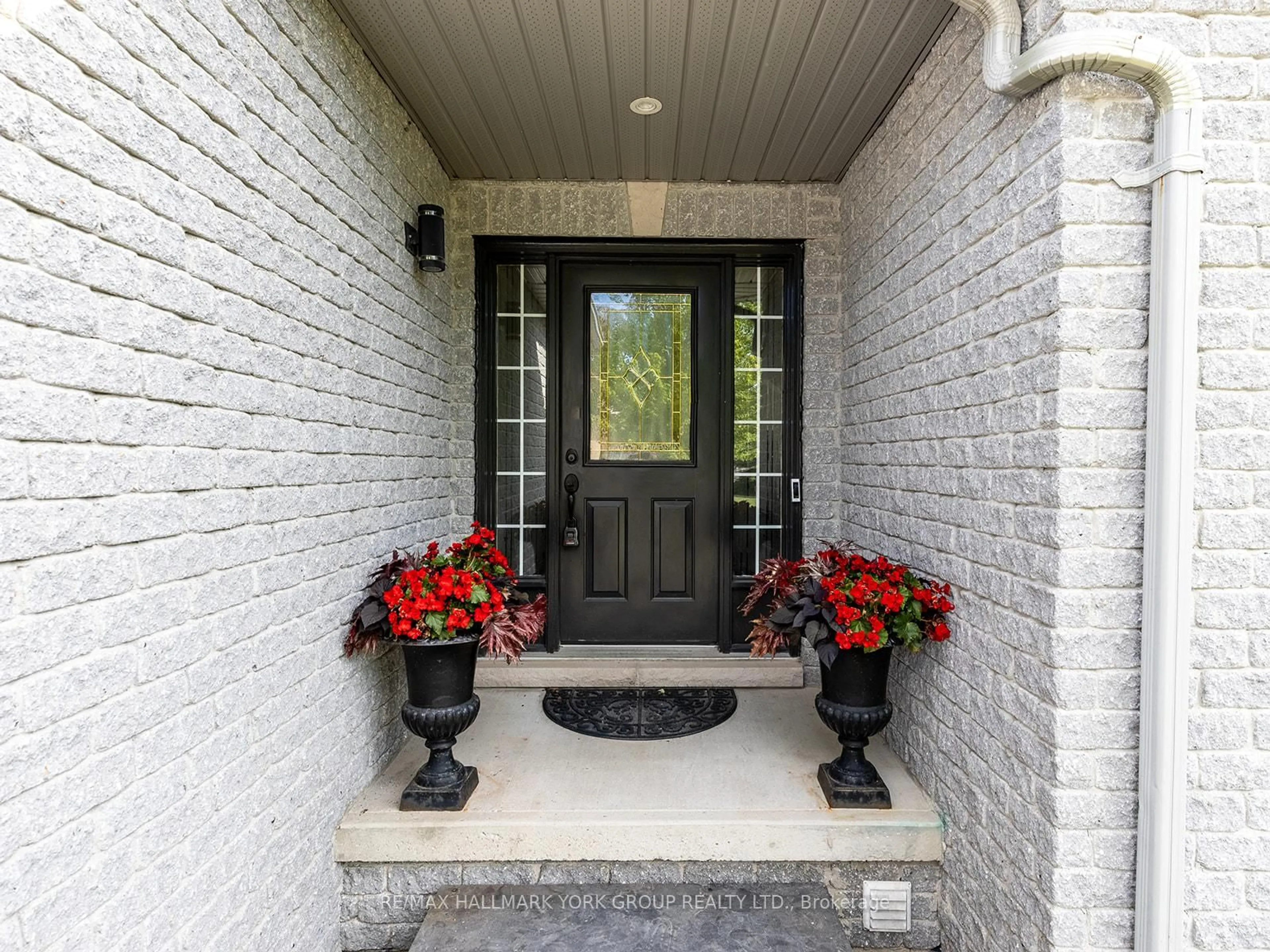 Indoor entryway for 18 Todd Dr, Barrie Ontario L4N 9K6