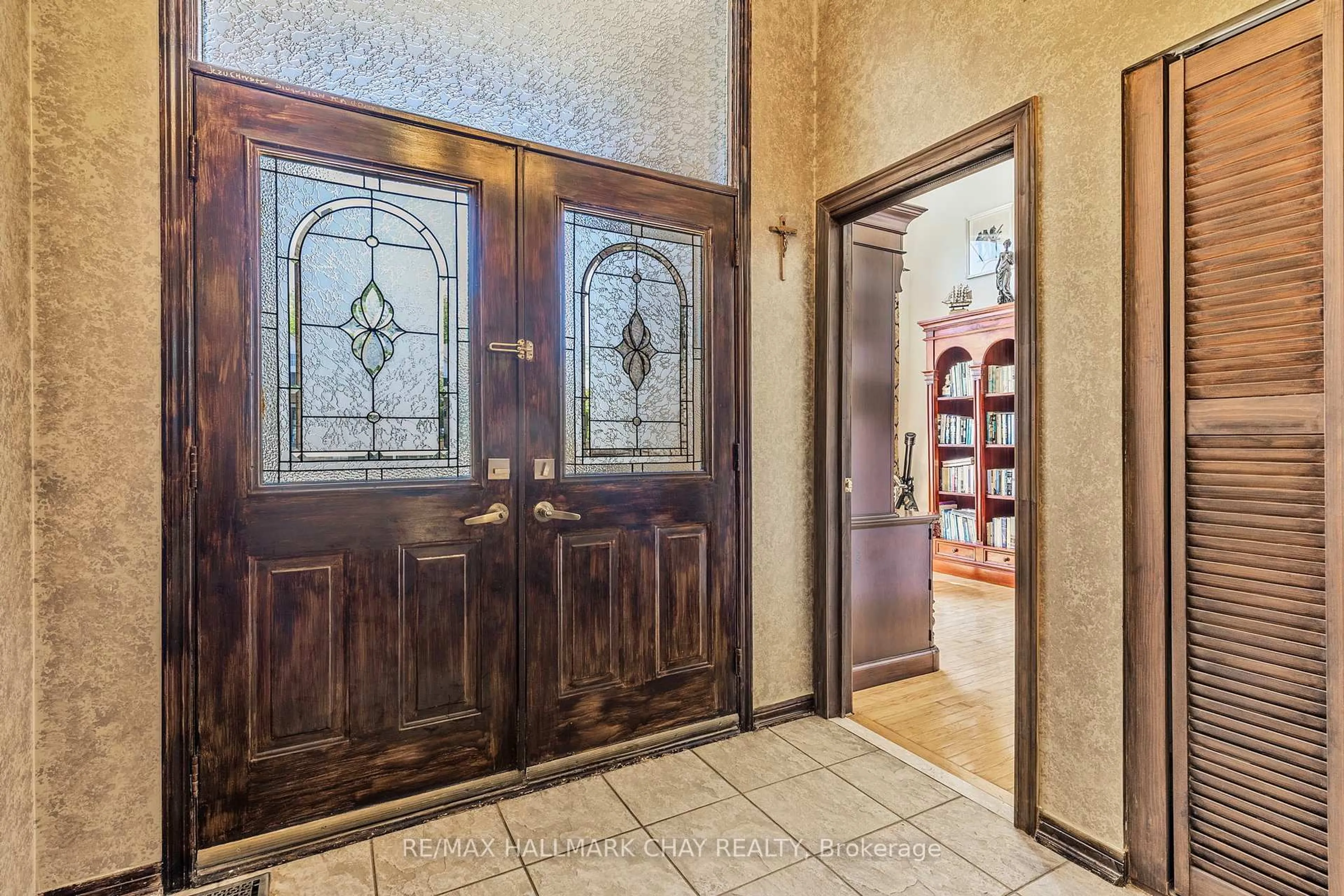 Indoor entryway for 2 Old Hickory Lane, Wasaga Beach Ontario L9Z 3A9