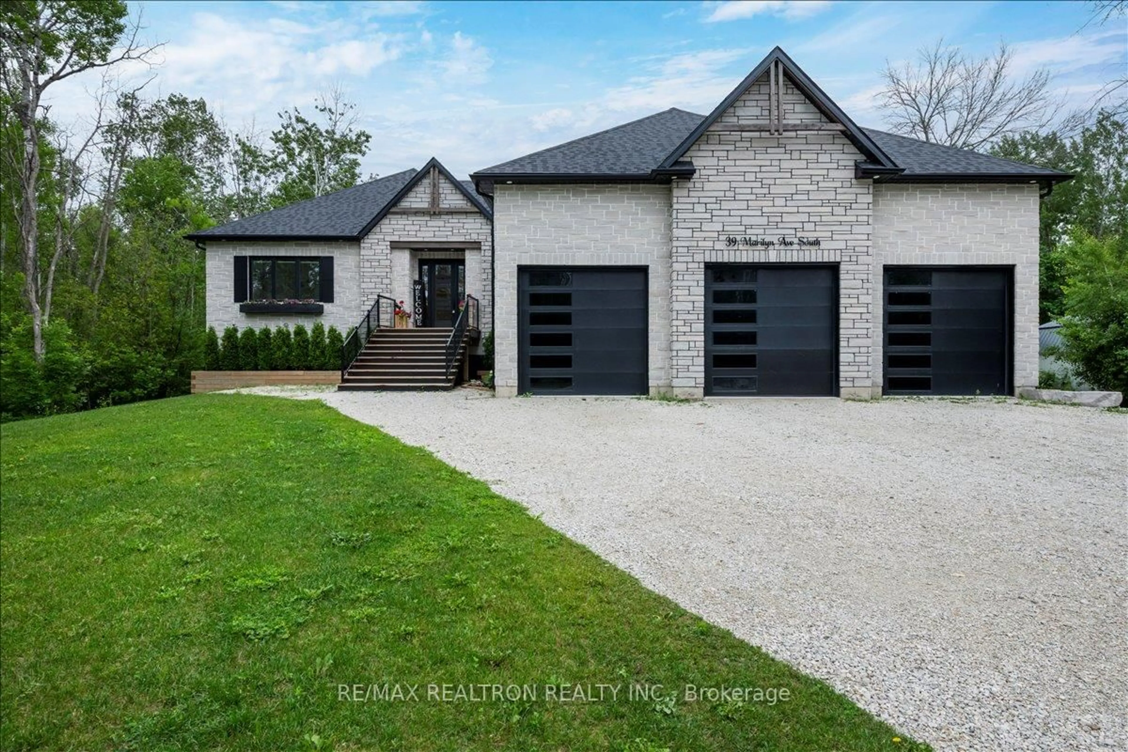 Home with brick exterior material, street for 39 Marilyn Ave, Wasaga Beach Ontario L9Z 2Y1