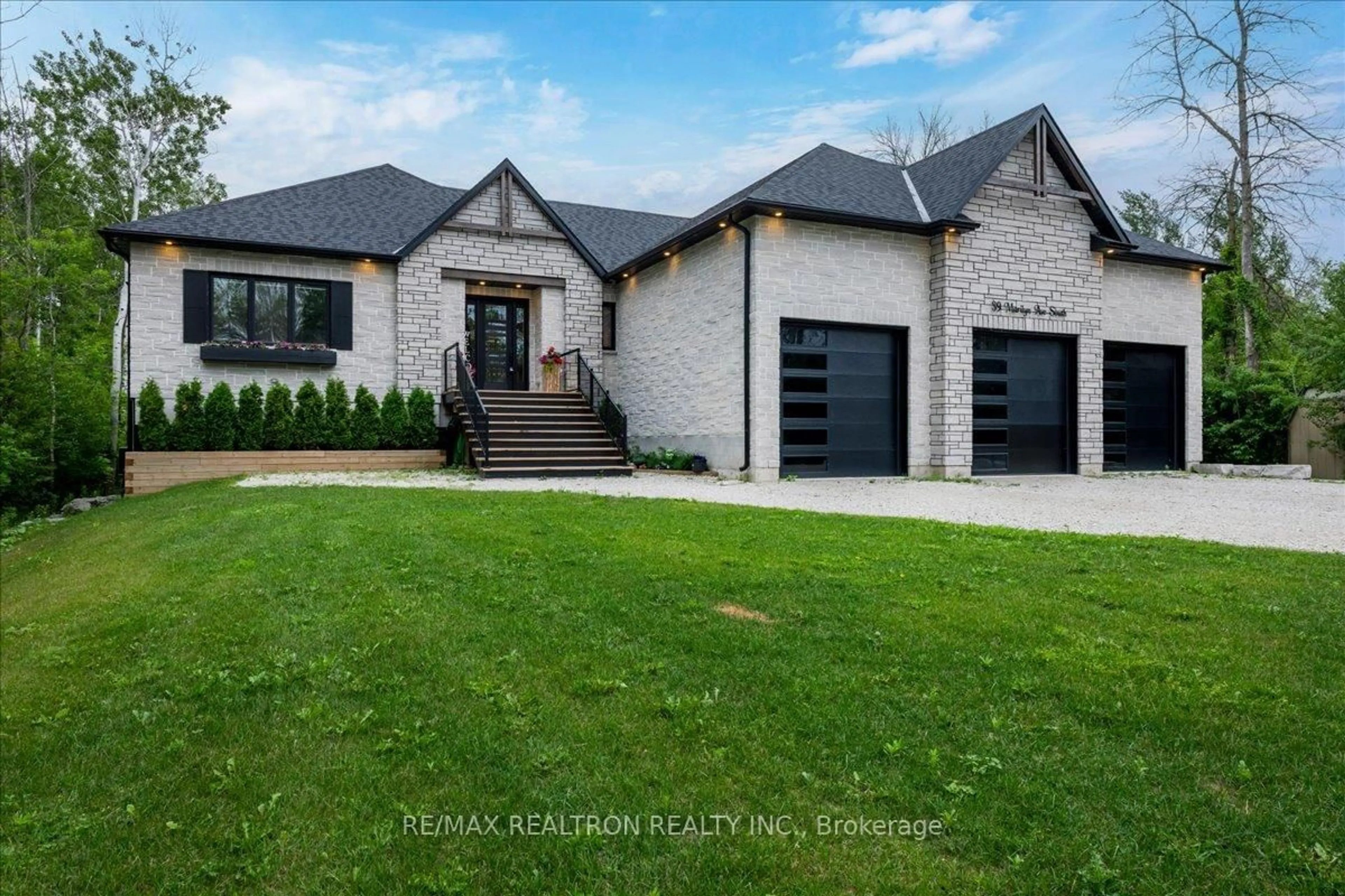 Home with brick exterior material, street for 39 Marilyn Ave, Wasaga Beach Ontario L9Z 2Y1