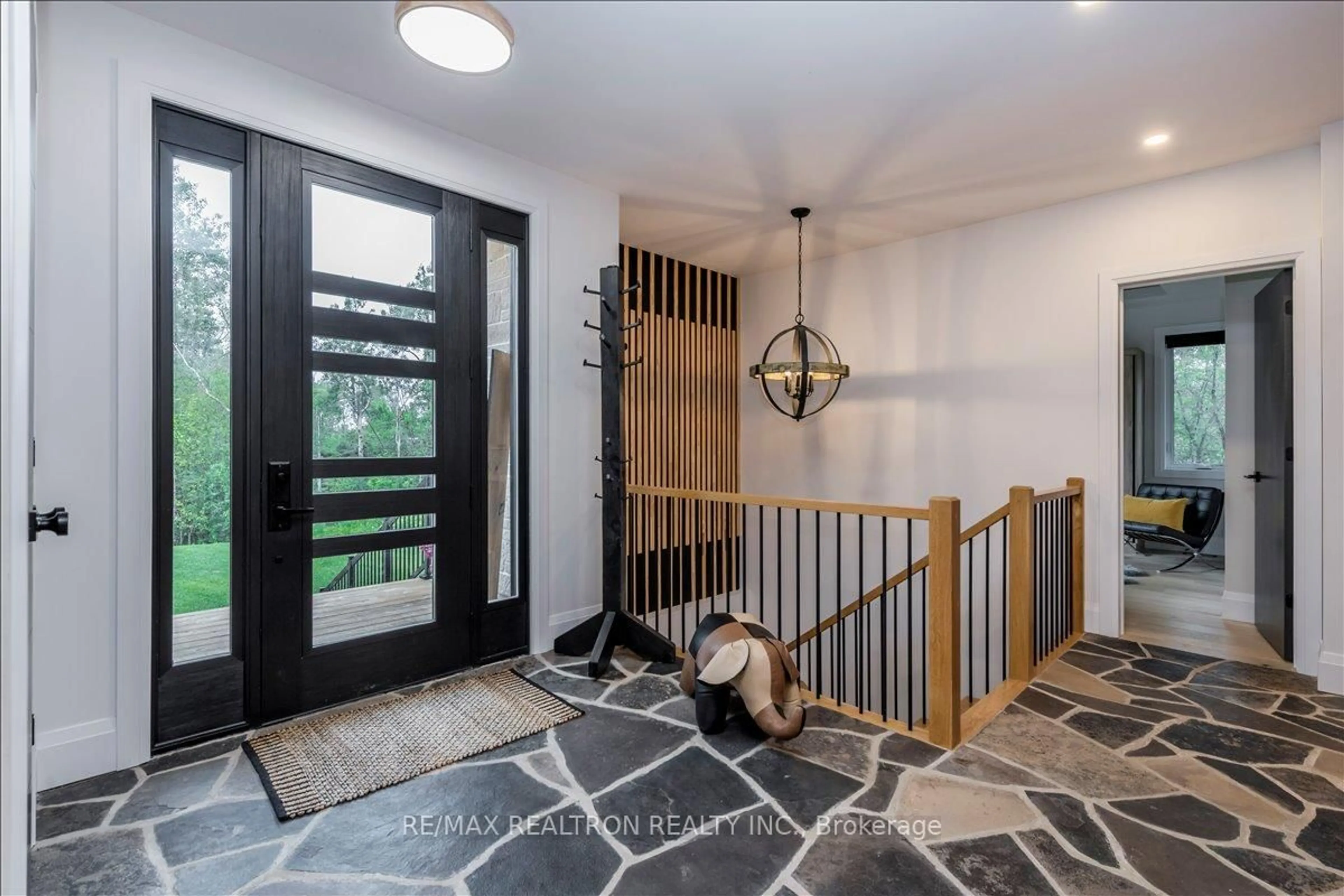 Indoor entryway for 39 Marilyn Ave, Wasaga Beach Ontario L9Z 2Y1