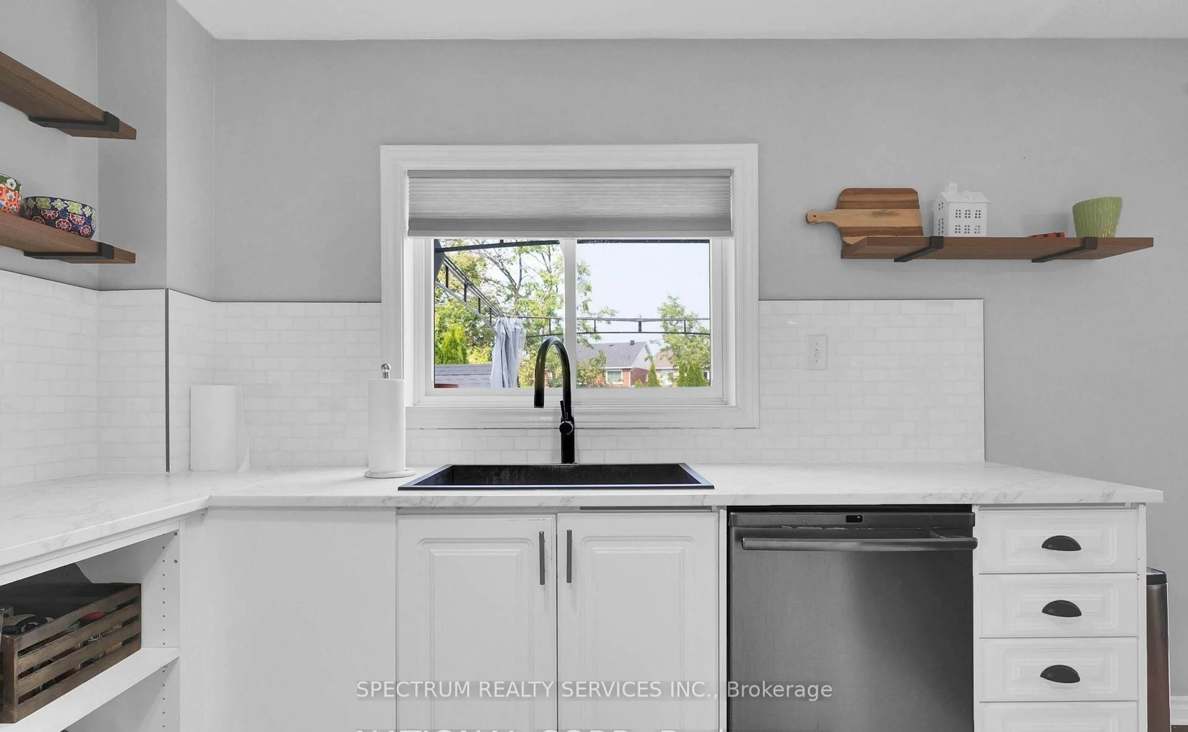 Open concept kitchen, ceramic/tile floor for 54 Northview Cres, Barrie Ontario L4N 9T4