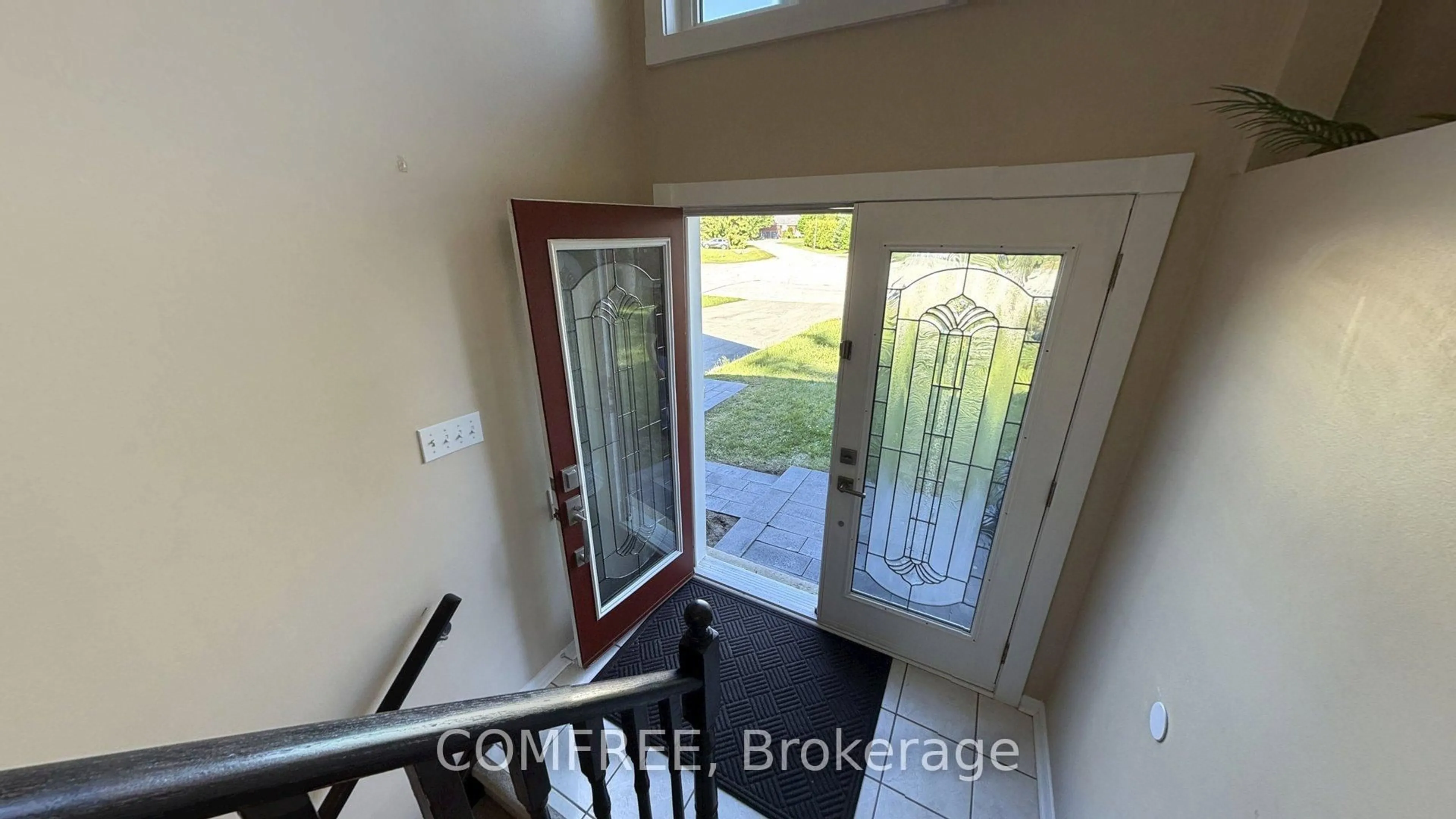 Indoor entryway for 9 Birdie Crt, Wasaga Beach Ontario L9Z 1C1