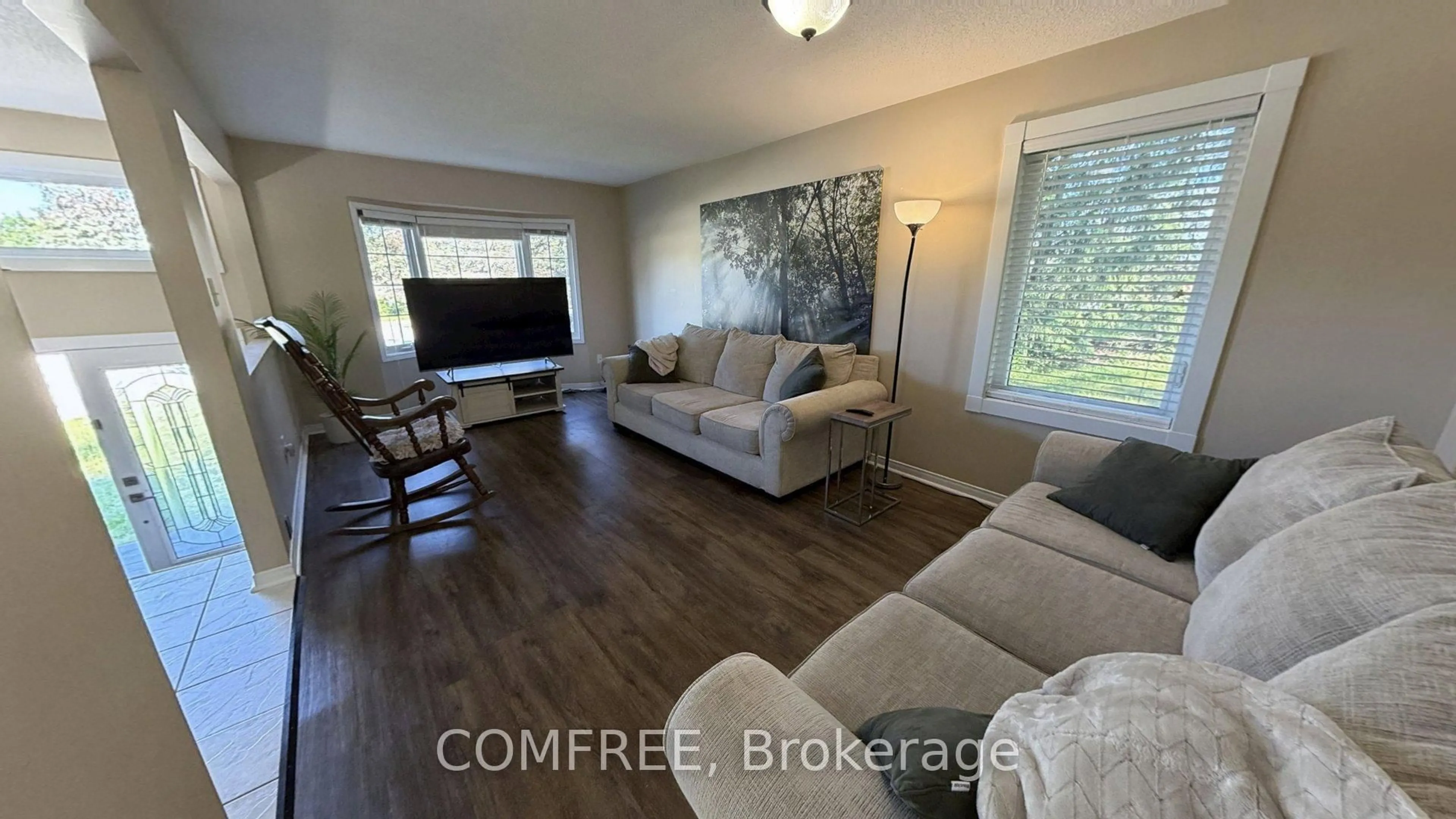 Living room with furniture, wood/laminate floor for 9 Birdie Crt, Wasaga Beach Ontario L9Z 1C1