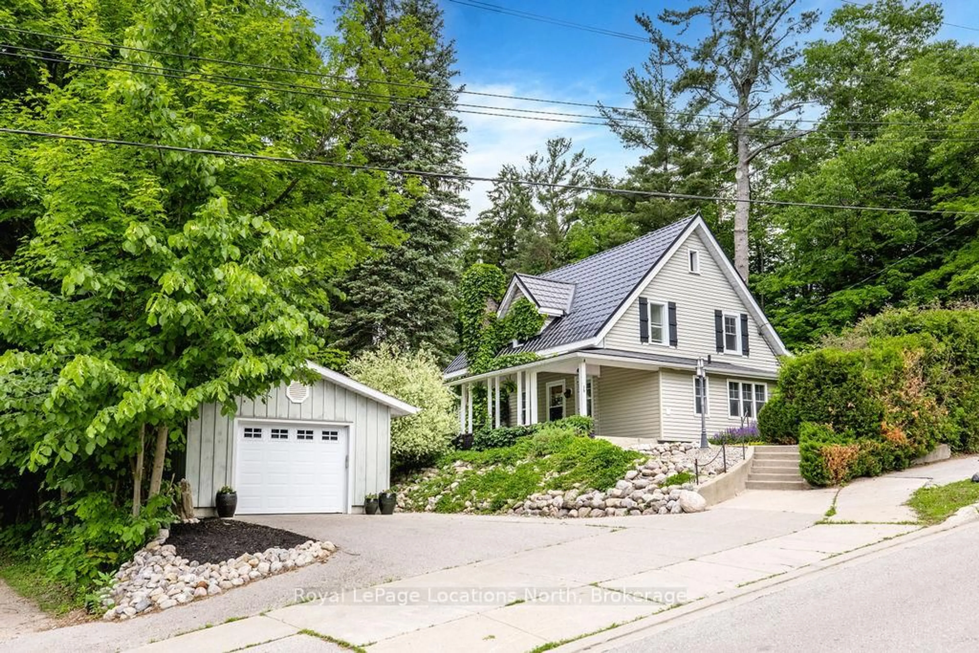 Home with vinyl exterior material, street for 75 BURKE St, Penetanguishene Ontario L9M 1B3