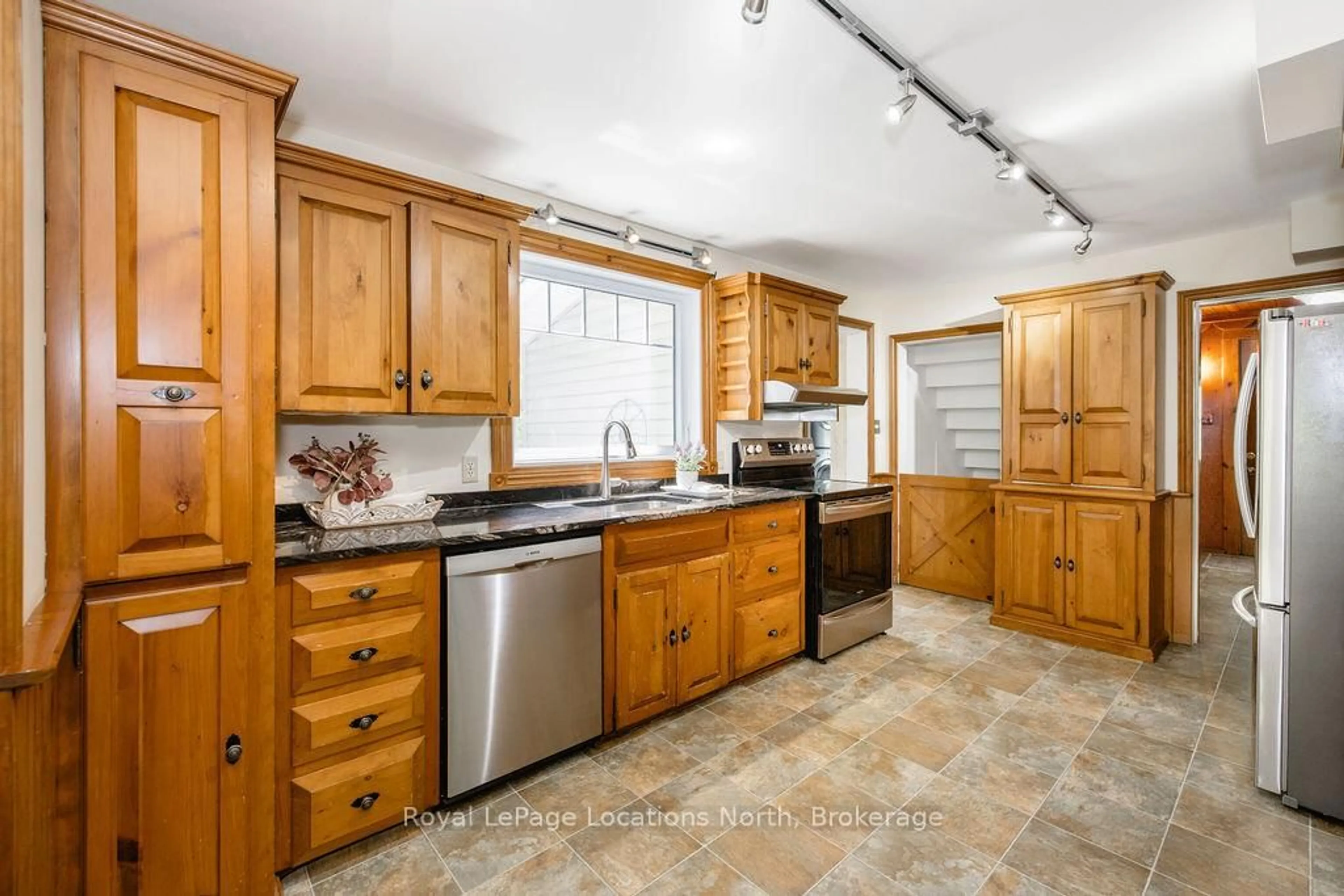 Standard kitchen, ceramic/tile floor for 75 BURKE St, Penetanguishene Ontario L9M 1B3