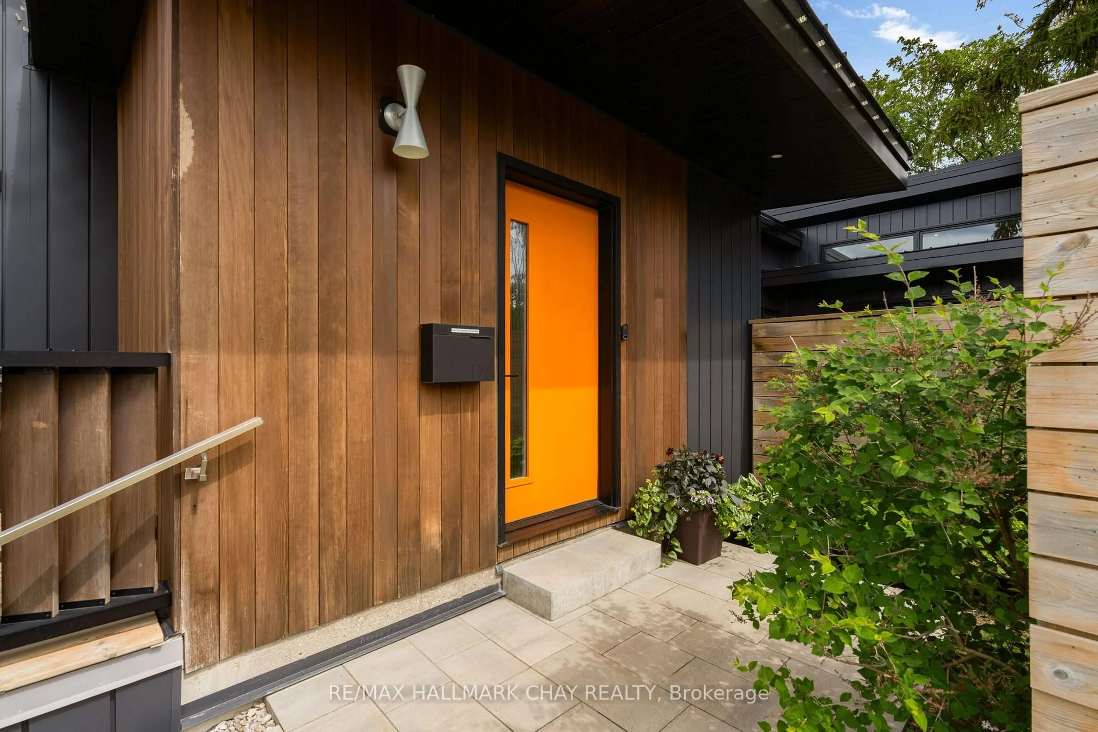 Indoor entryway for 175 Little Ave, Barrie Ontario L4N 6L7