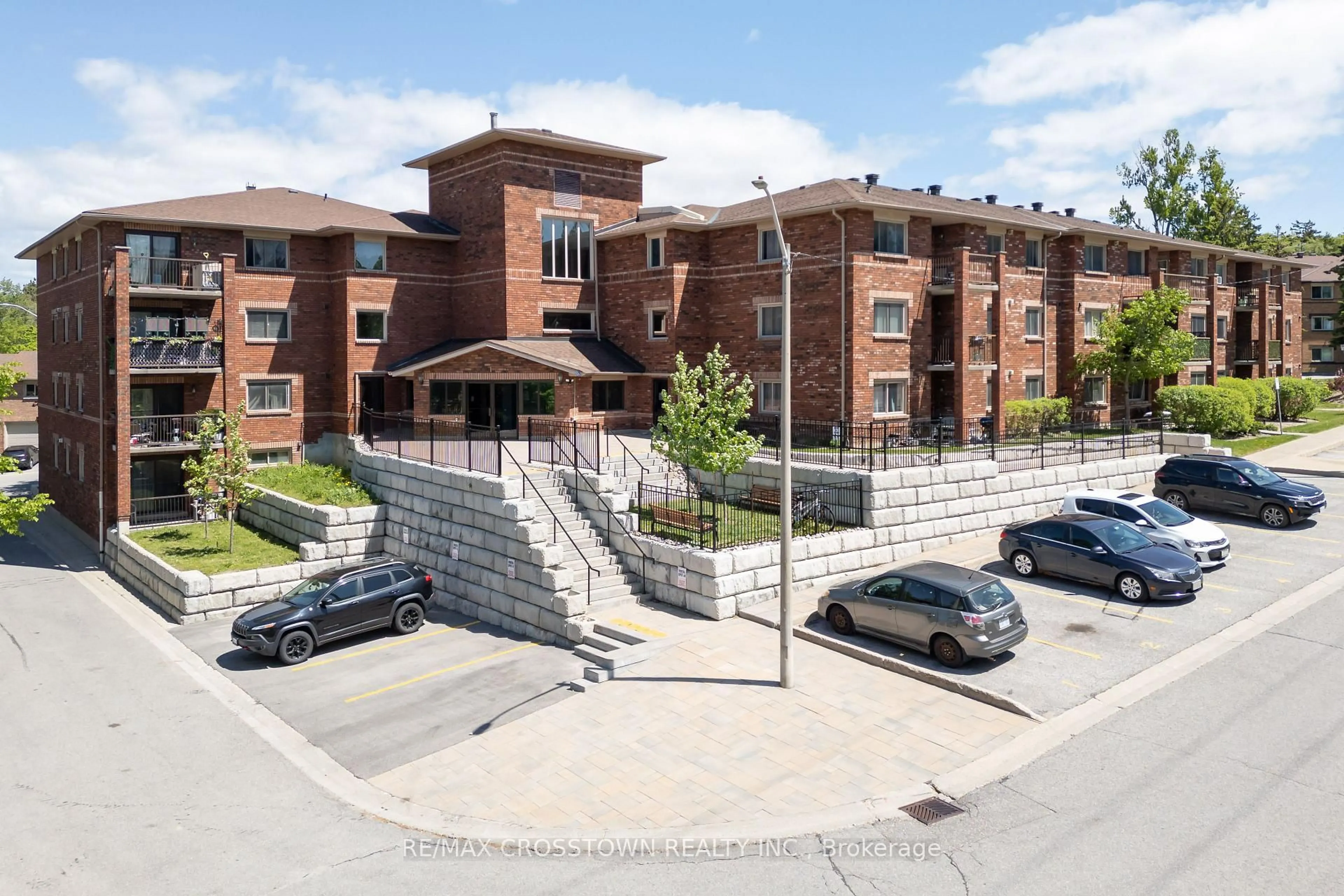 A pic from outside/outdoor area/front of a property/back of a property/a pic from drone, building for 1 Quail Cres #303, Barrie Ontario L4N 6W9