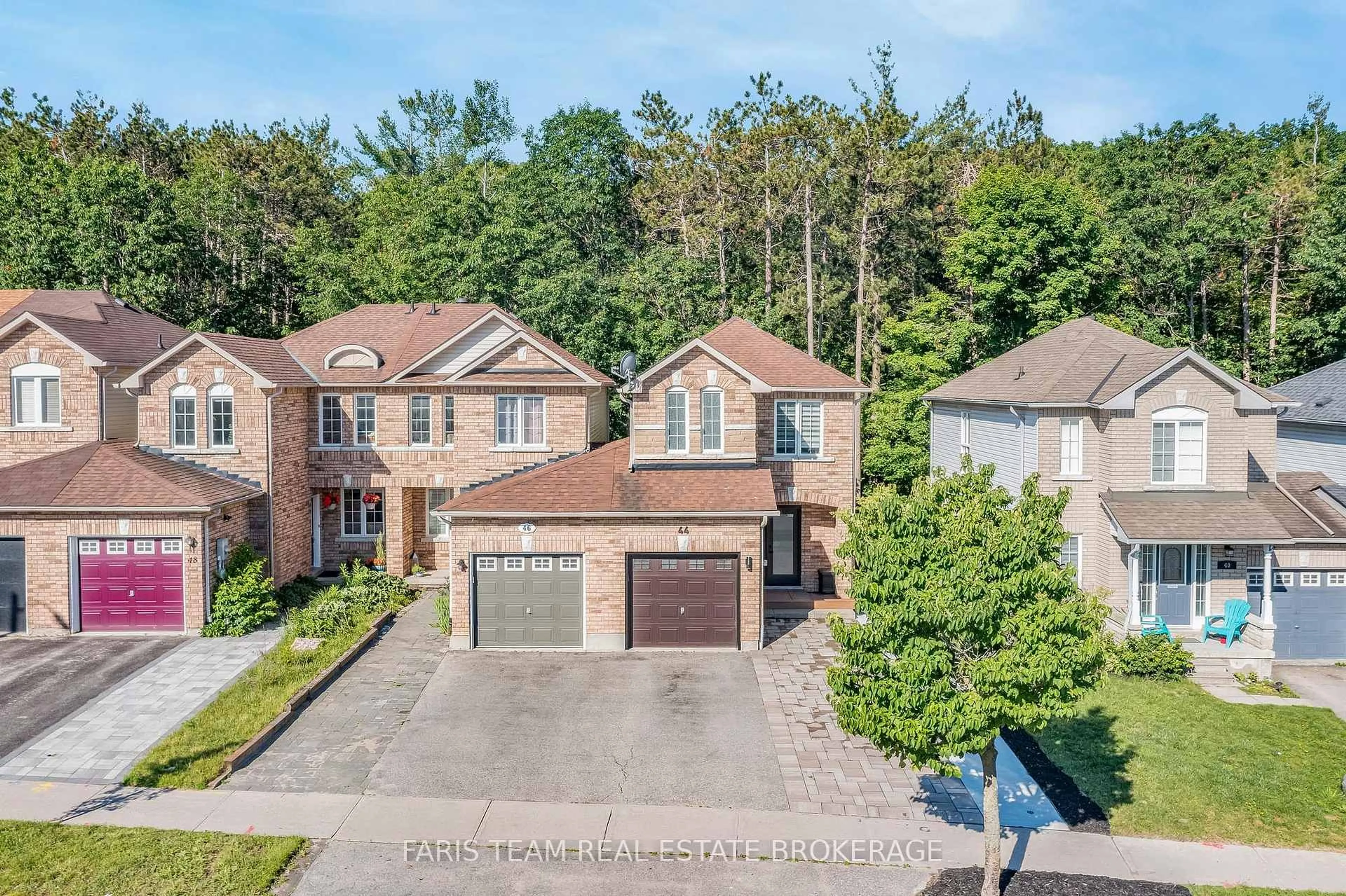 A pic from outside/outdoor area/front of a property/back of a property/a pic from drone, street for 44 Hawthorne Cres, Barrie Ontario L4N 9Y7
