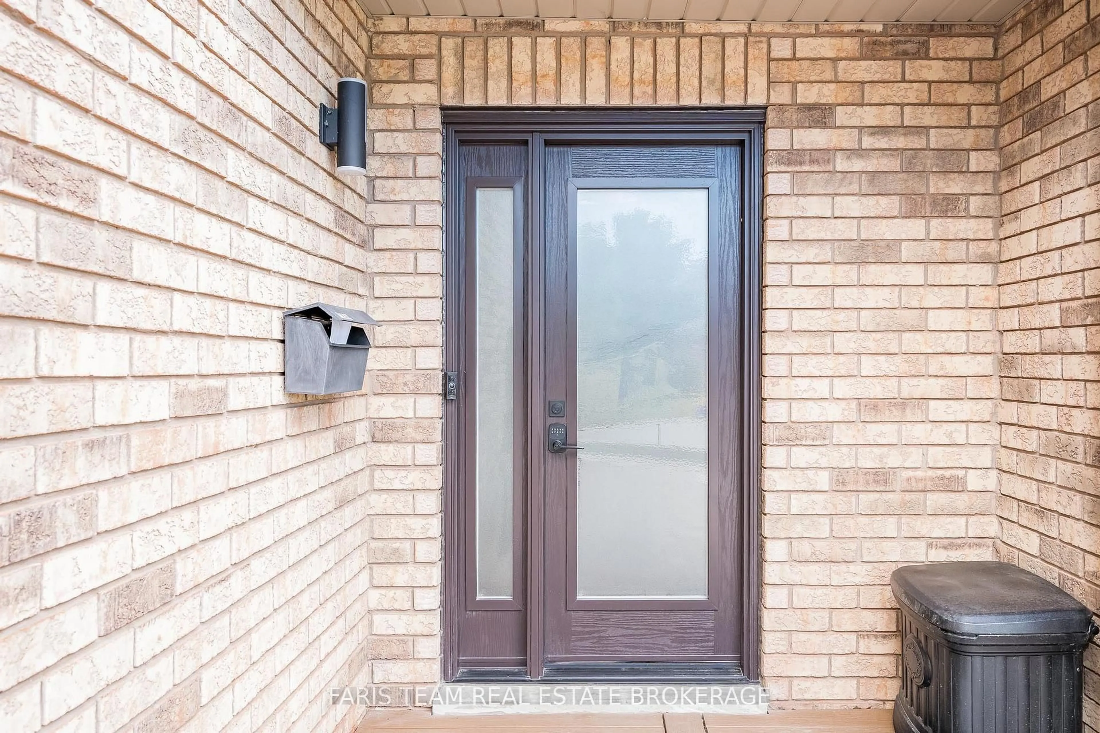 Indoor entryway for 44 Hawthorne Cres, Barrie Ontario L4N 9Y7