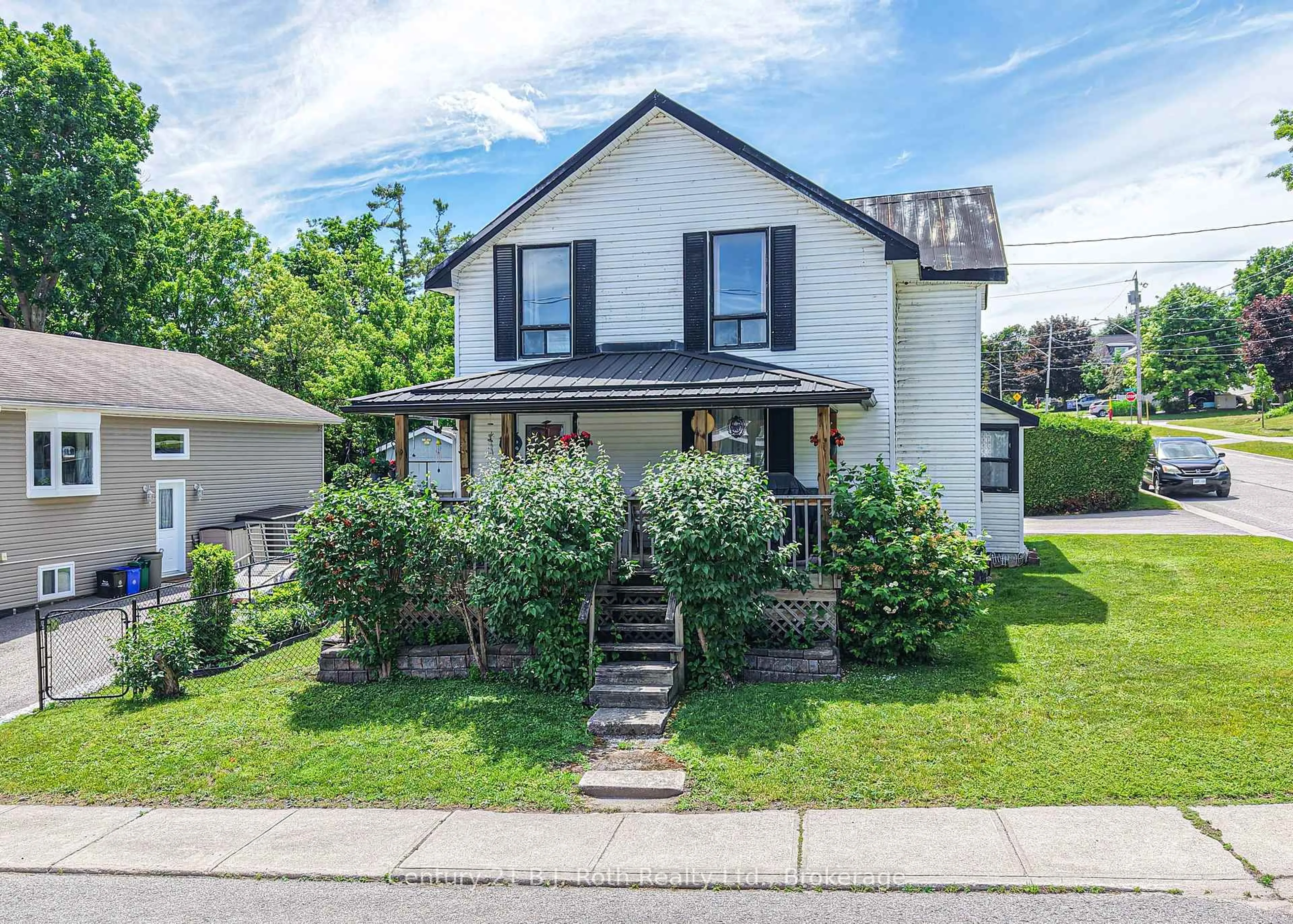 Home with vinyl exterior material, street for 139 Borland St, Orillia Ontario L3V 2C1
