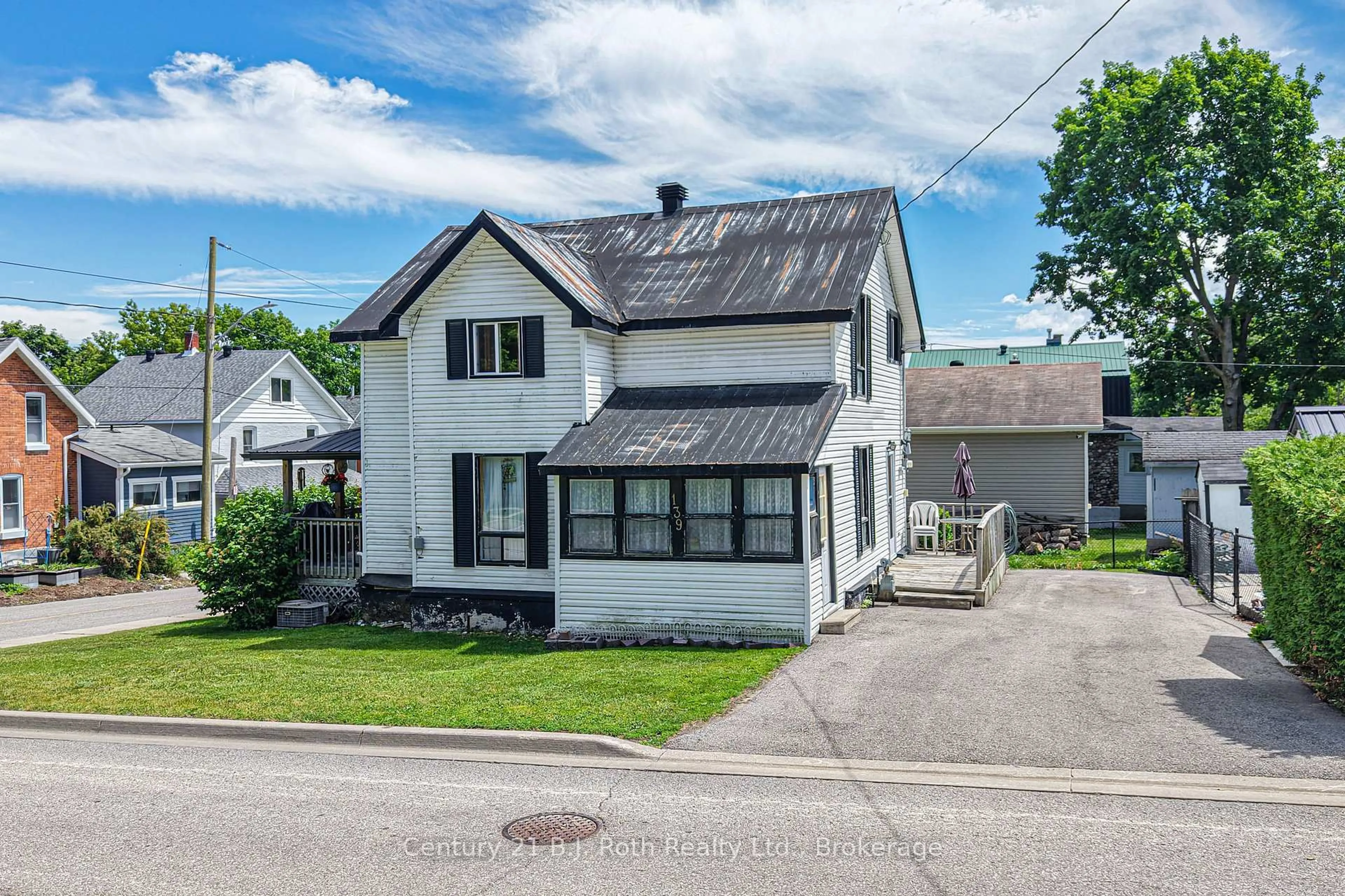 A pic from outside/outdoor area/front of a property/back of a property/a pic from drone, street for 139 Borland St, Orillia Ontario L3V 2C1