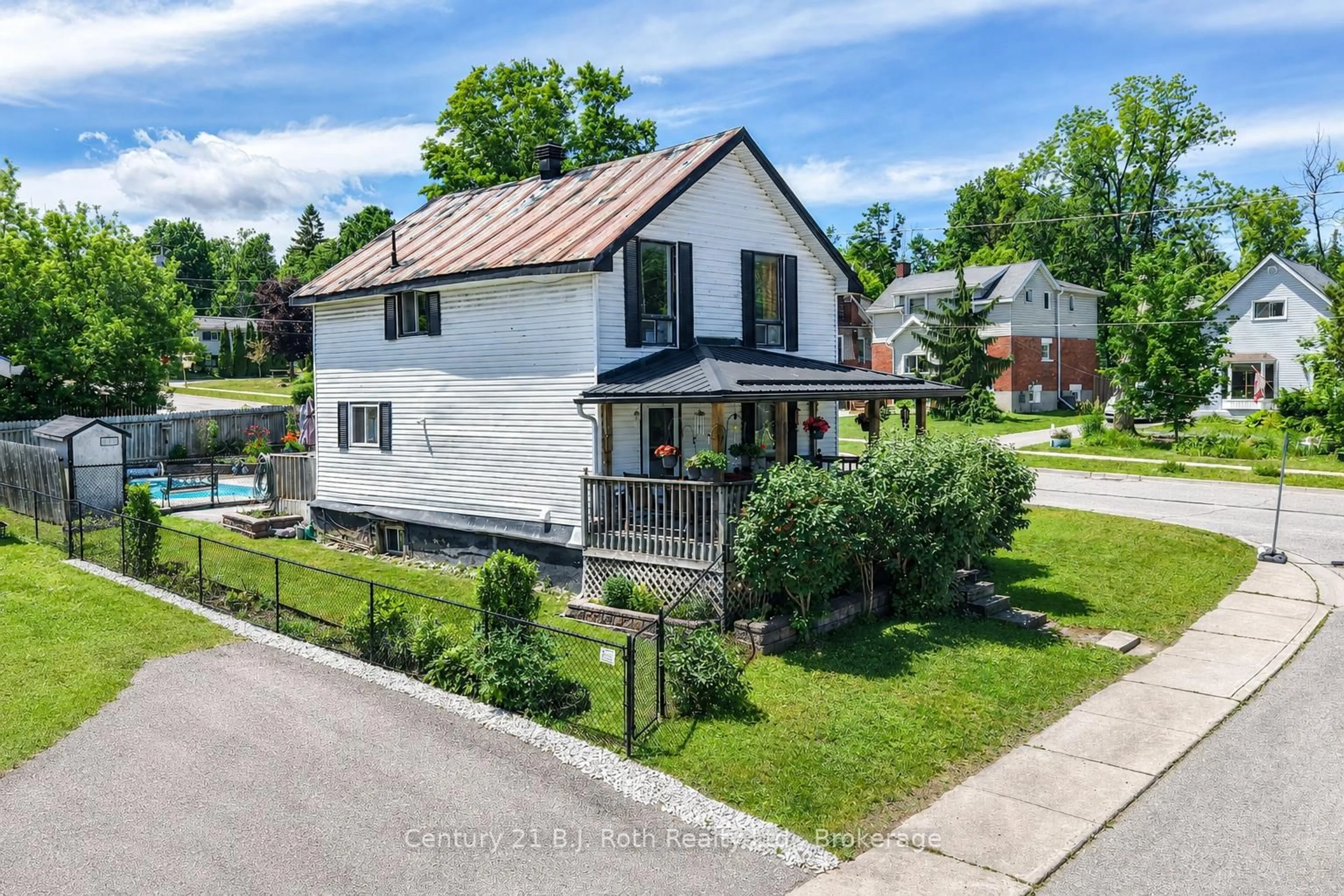 A pic from outside/outdoor area/front of a property/back of a property/a pic from drone, street for 139 Borland St, Orillia Ontario L3V 2C1