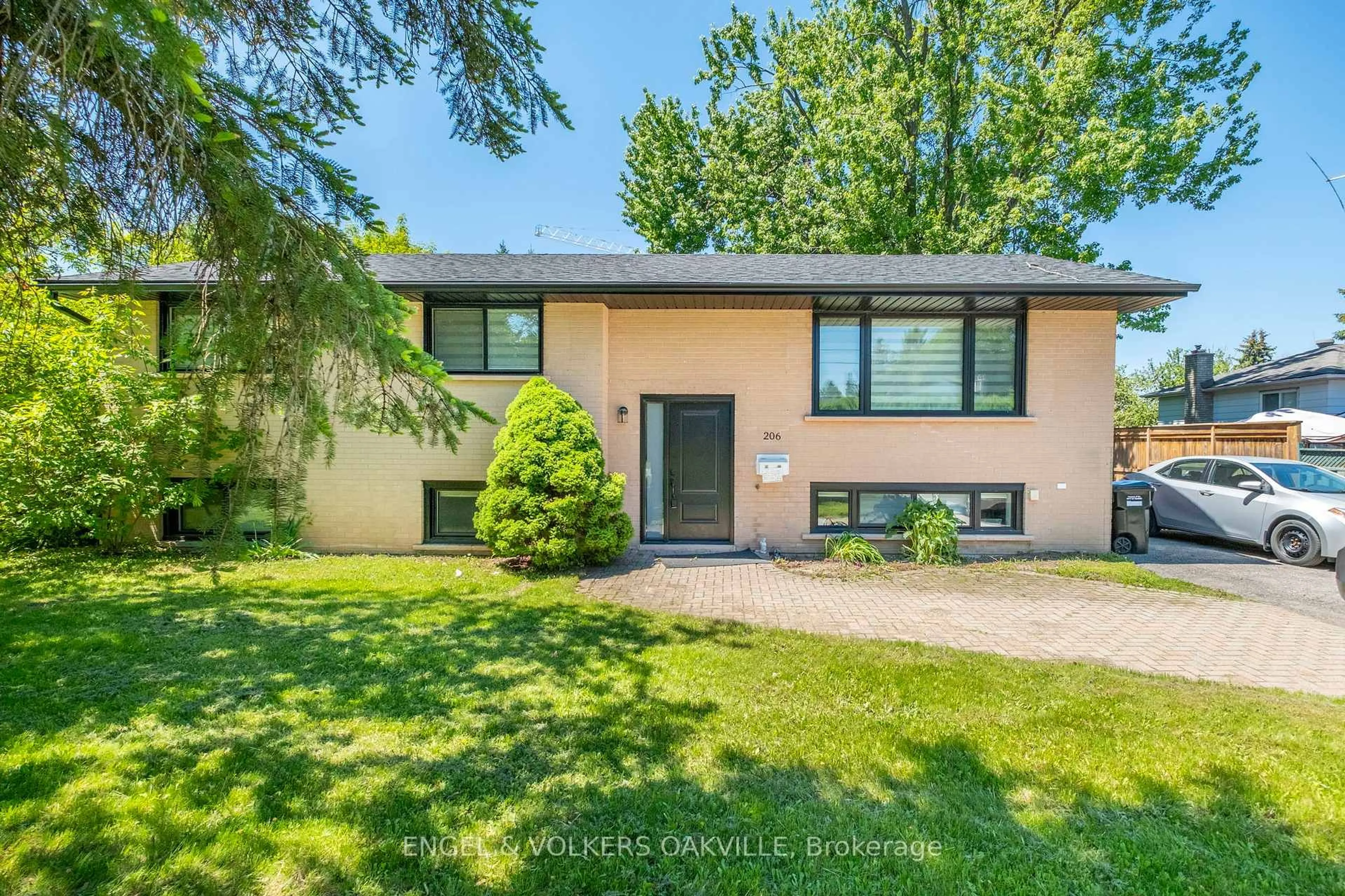 Home with brick exterior material, street for 206 Yeates Ave, Barrie Ontario L4N 4C6