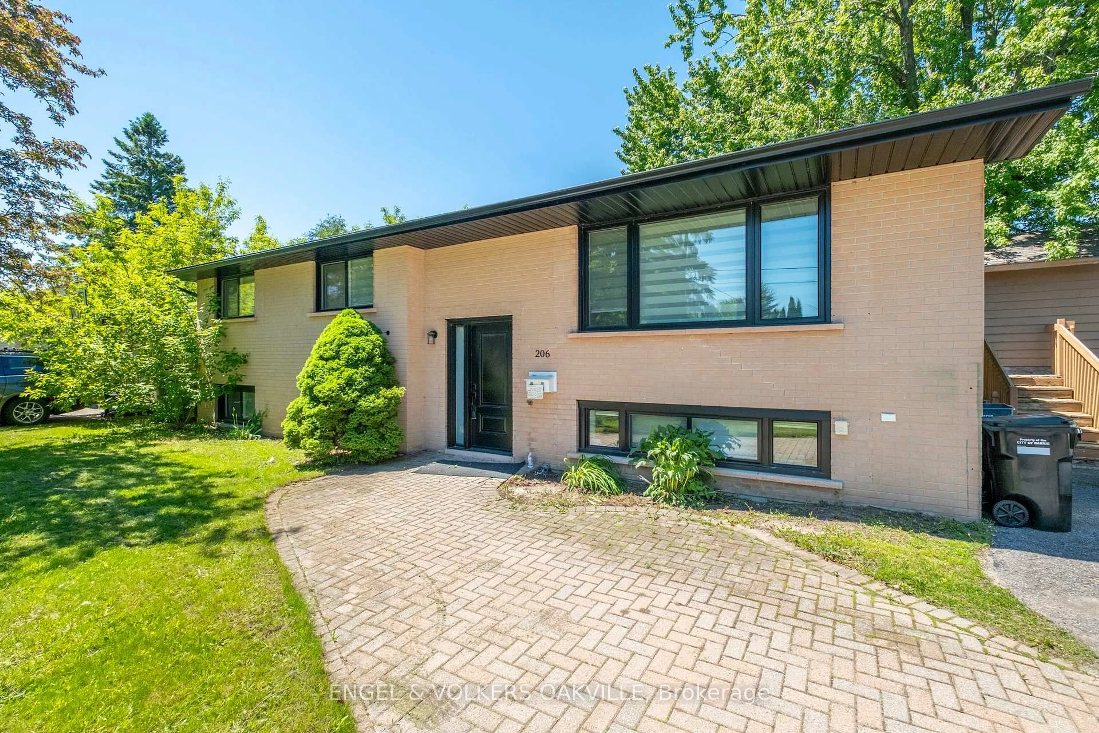 Home with brick exterior material, street for 206 Yeates Ave, Barrie Ontario L4N 4C6
