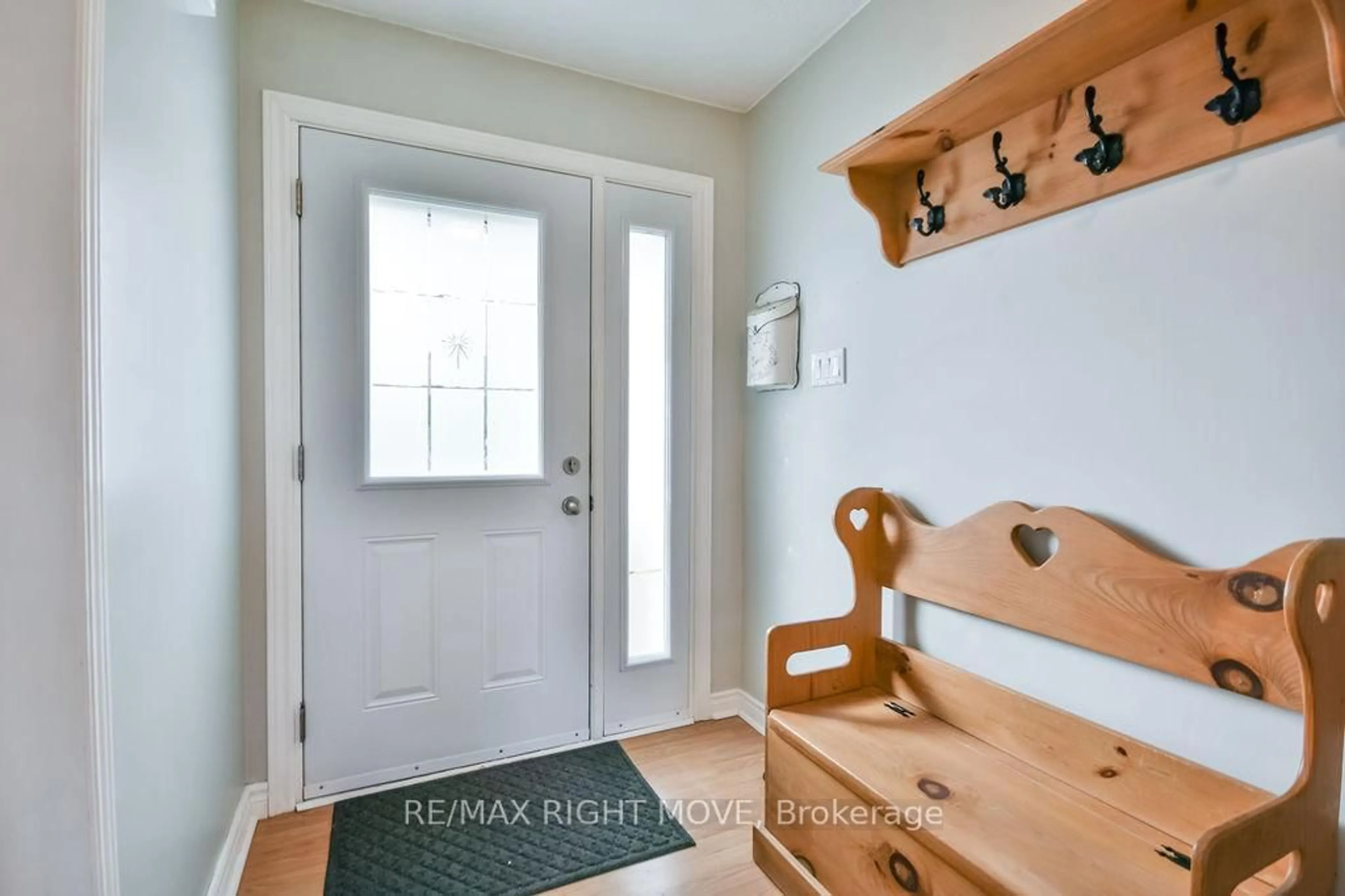 Indoor entryway for 3811 Leo Cres, Ramara Ontario L3V 0L1