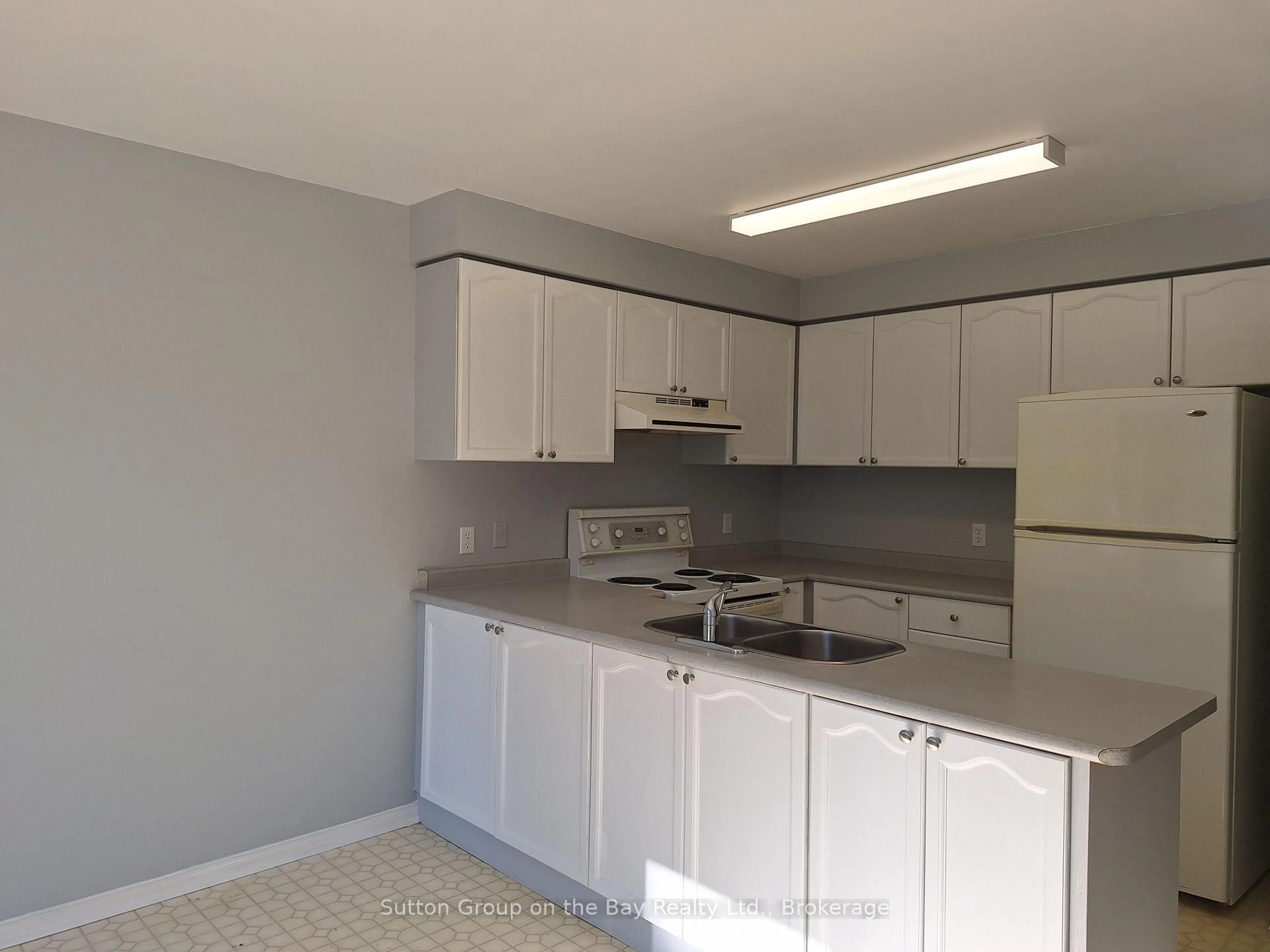 Standard kitchen, unknown for 67 FERNBROOK Dr, Wasaga Beach Ontario L9Z 1G4