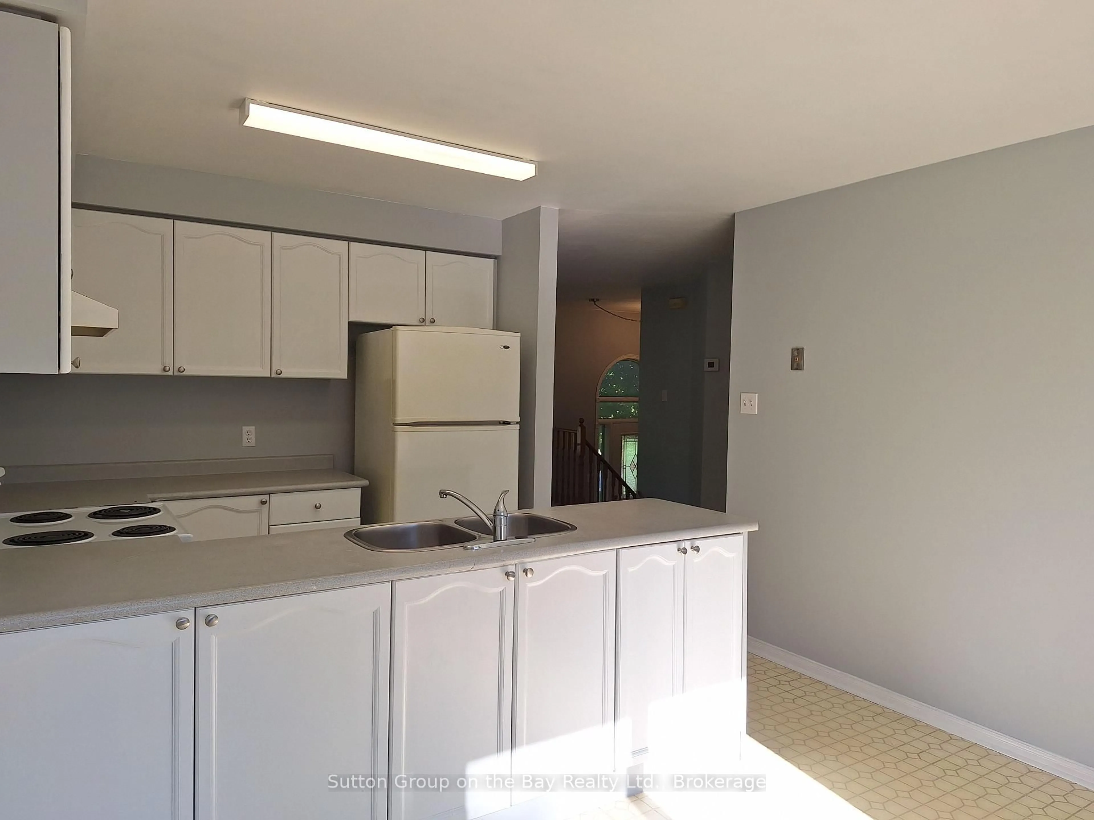 Standard kitchen, unknown for 67 FERNBROOK Dr, Wasaga Beach Ontario L9Z 1G4