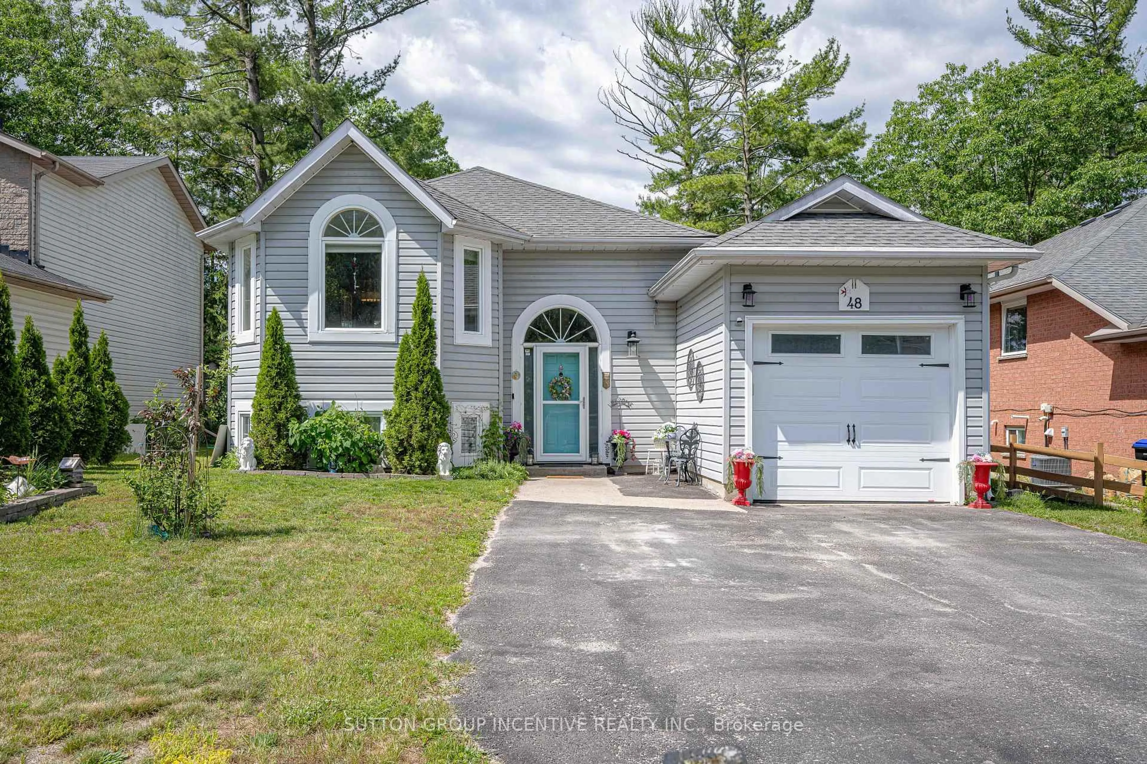 Home with vinyl exterior material, street for 48 Wesley Ave, Wasaga Beach Ontario L9Z 1C8