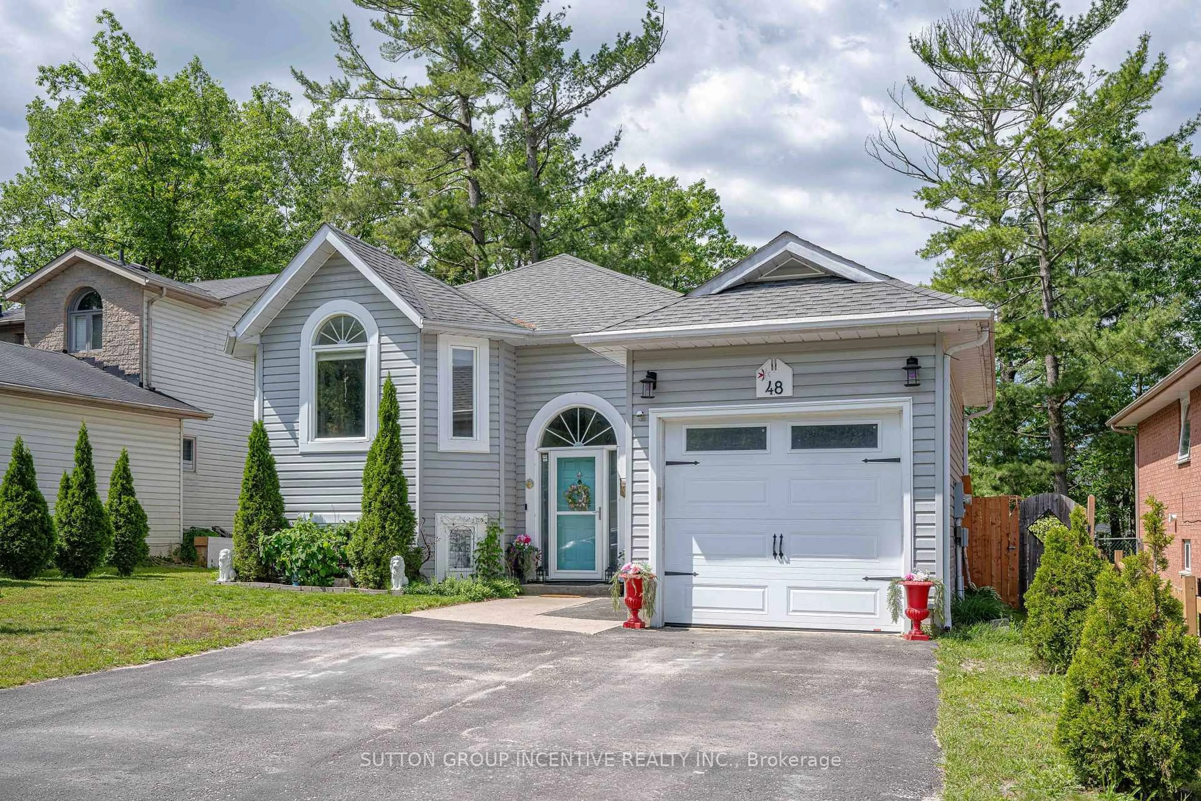 Home with vinyl exterior material, street for 48 Wesley Ave, Wasaga Beach Ontario L9Z 1C8