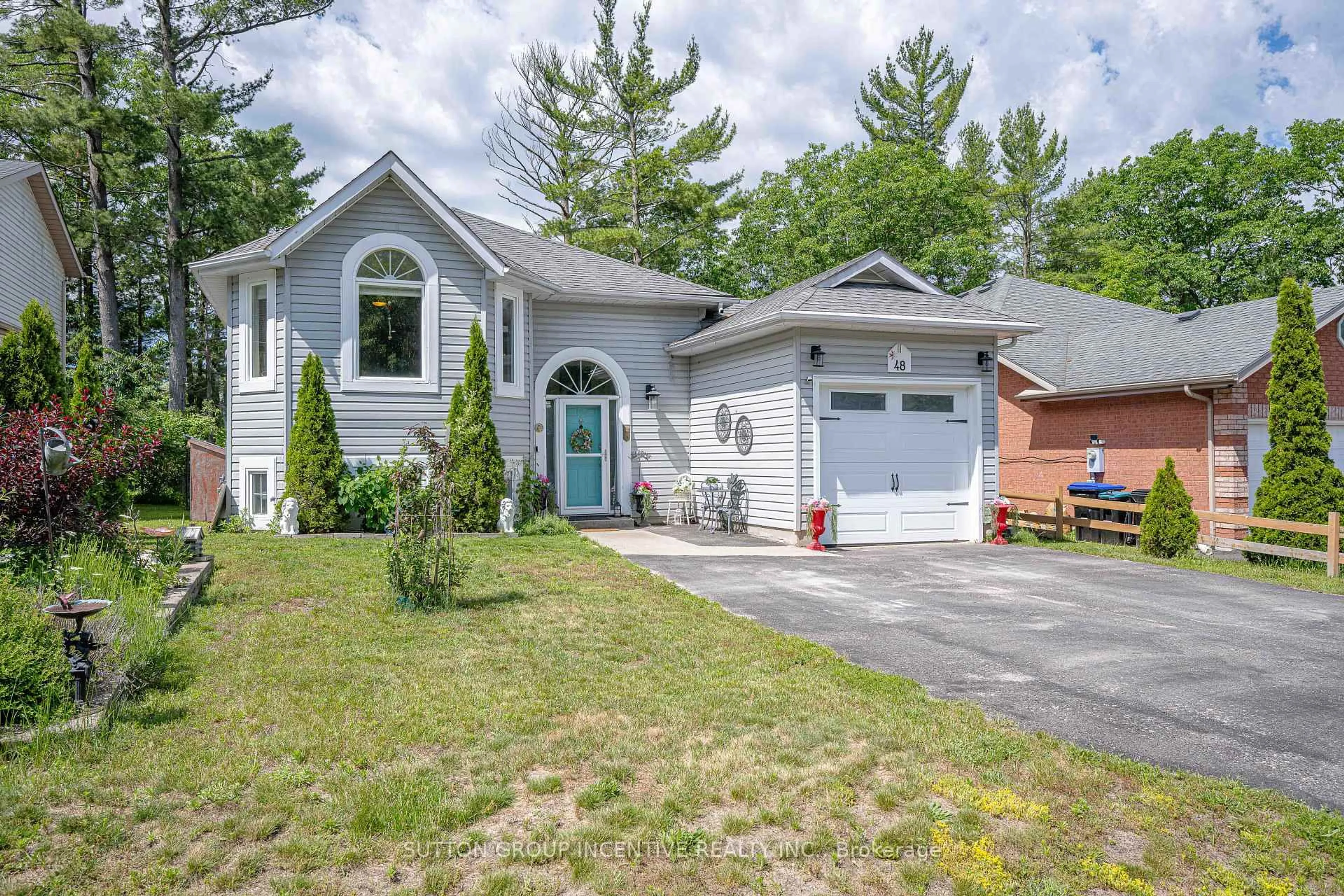 Home with vinyl exterior material, street for 48 Wesley Ave, Wasaga Beach Ontario L9Z 1C8