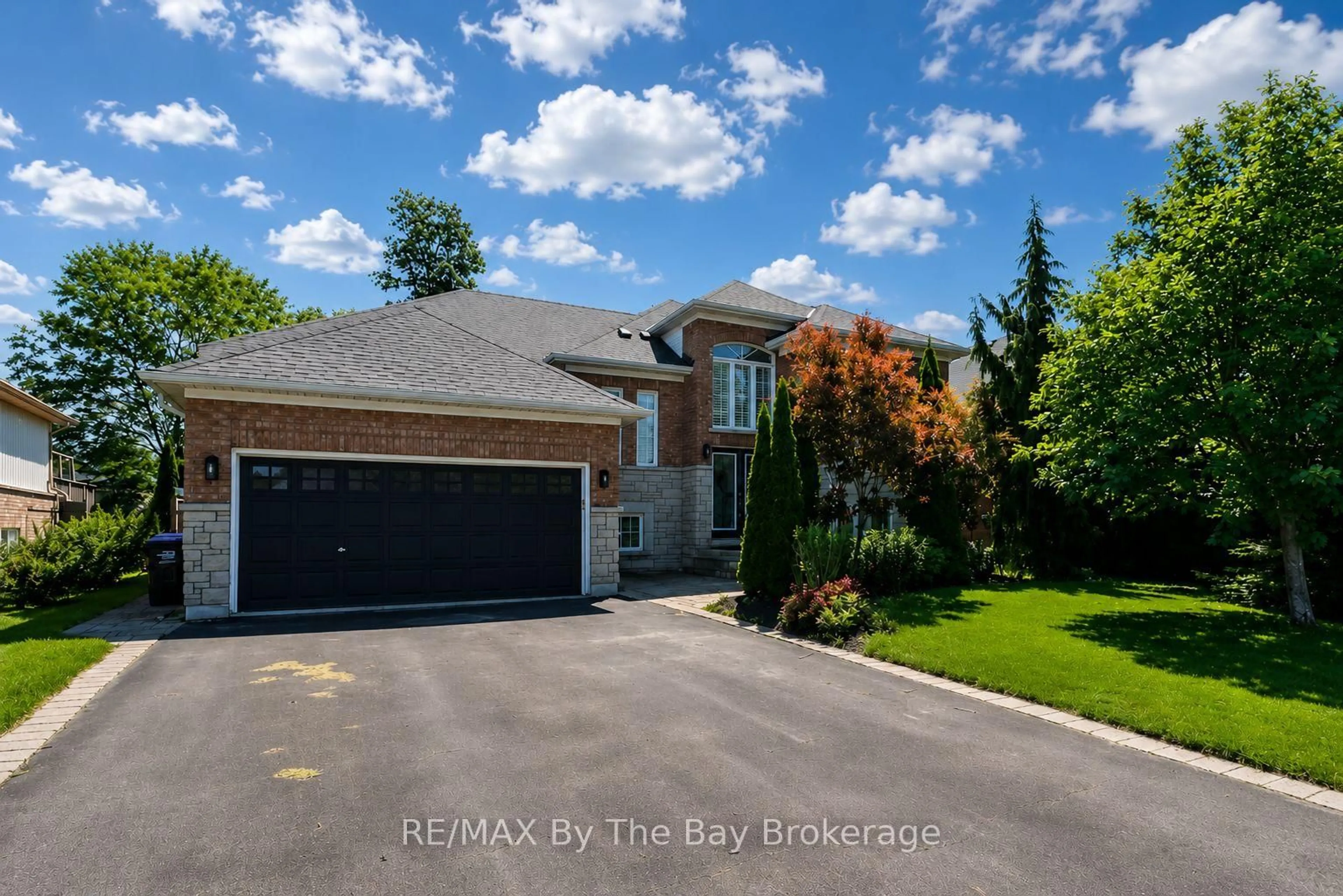 A pic from outside/outdoor area/front of a property/back of a property/a pic from drone, street for 121 Royal Beech Dr, Wasaga Beach Ontario L9Z 2N2