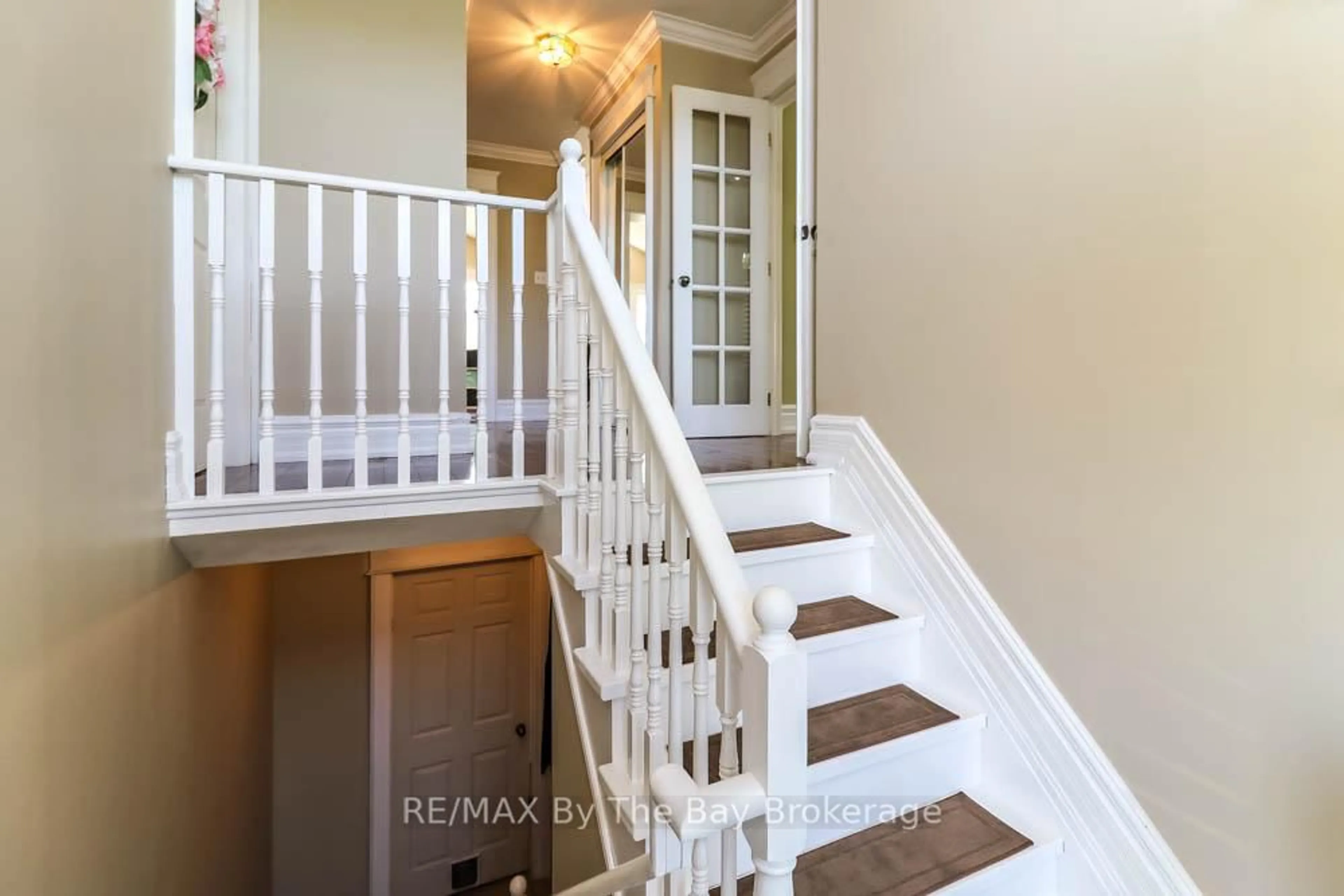 Indoor entryway for 121 Royal Beech Dr, Wasaga Beach Ontario L9Z 2N2