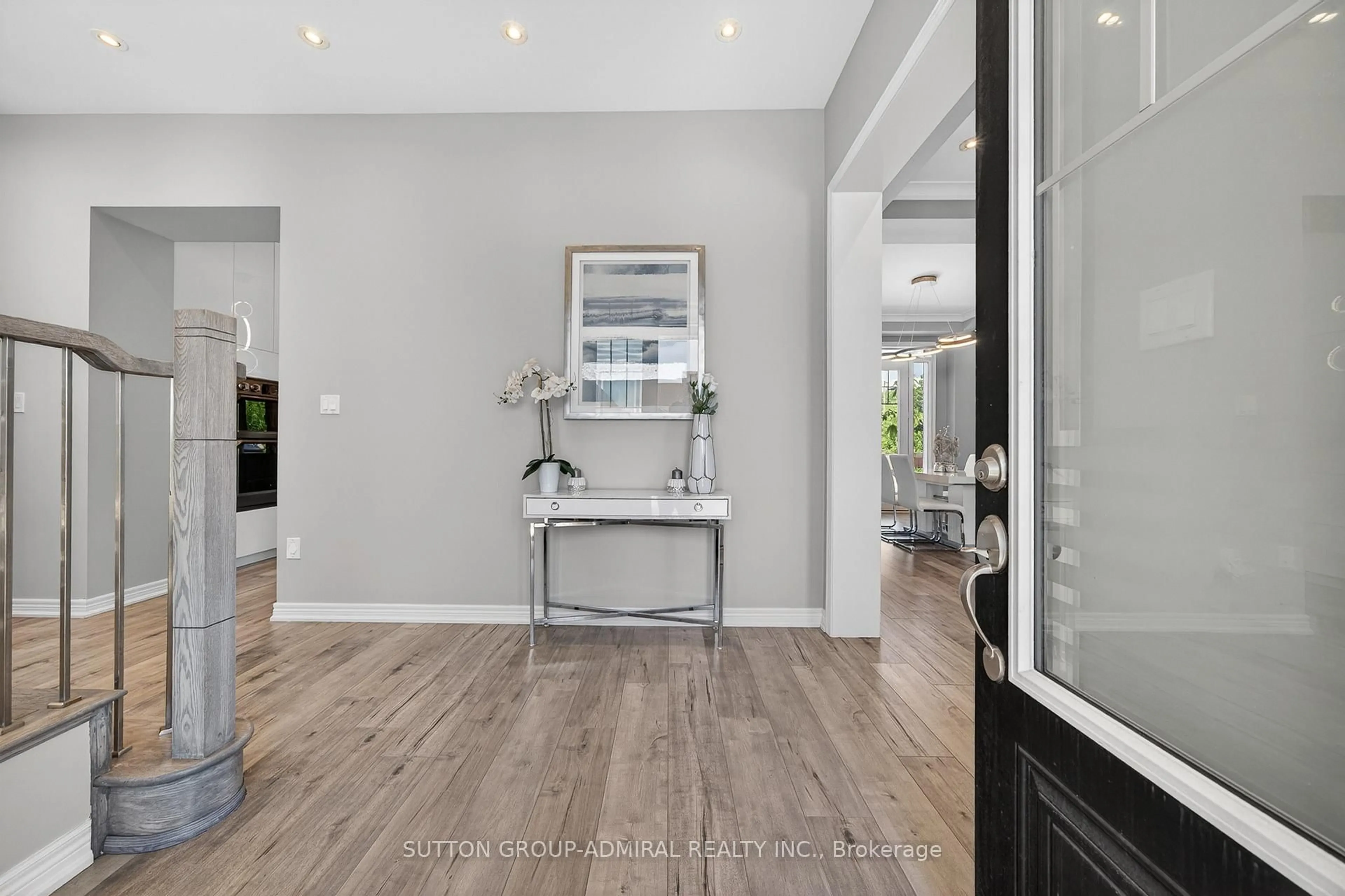 Indoor entryway for 187 Trail Blvd, Springwater Ontario L9X 1A8