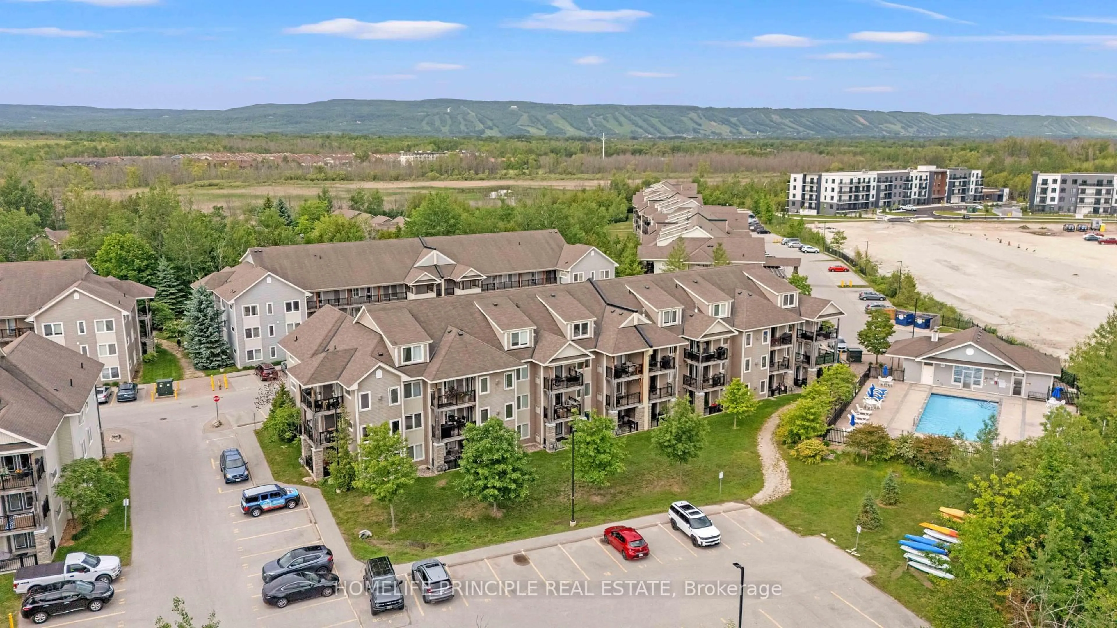 A pic from outside/outdoor area/front of a property/back of a property/a pic from drone, mountain view for 3 Brandy Lane Dr #205, Collingwood Ontario L9Y 0X4
