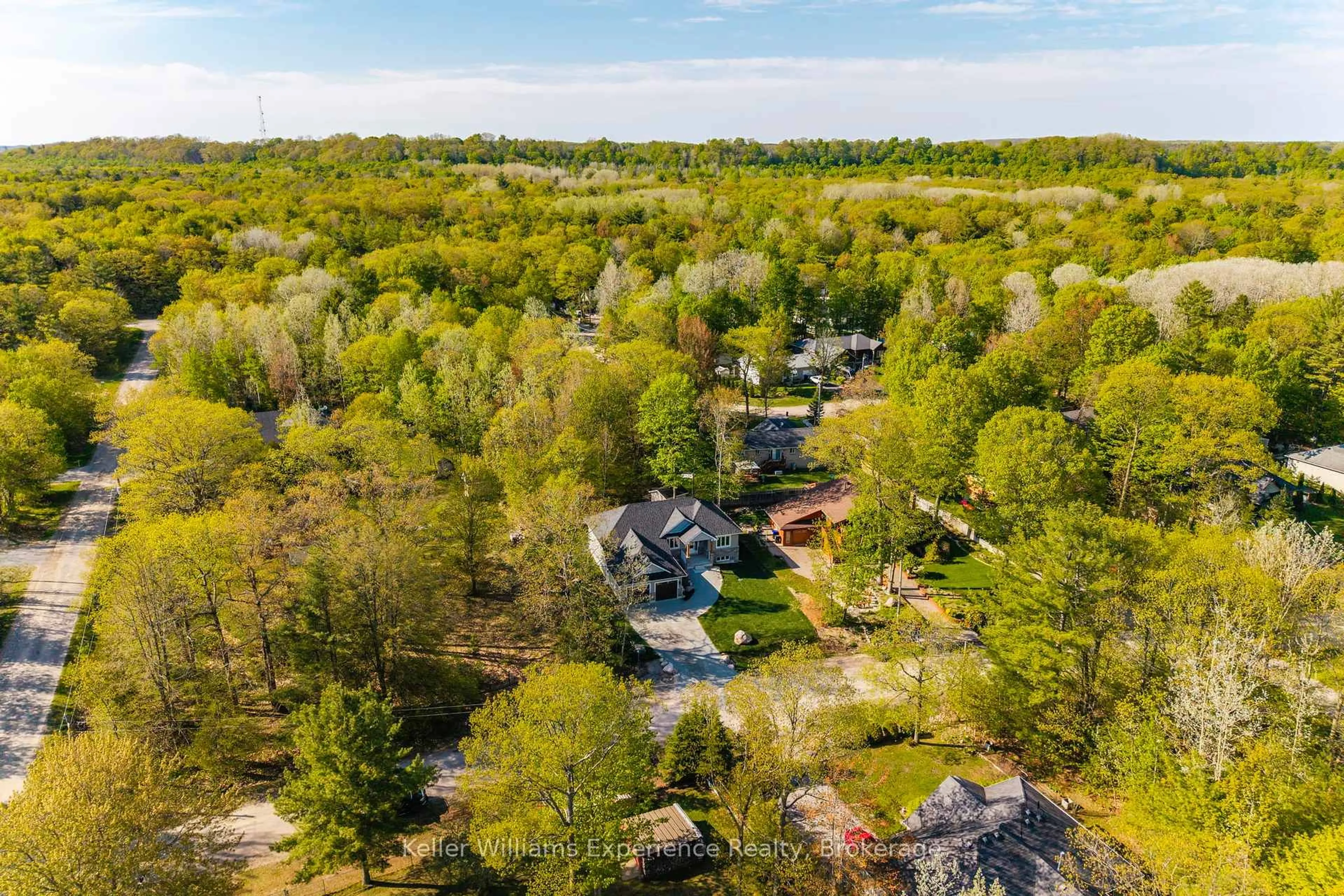 A pic from outside/outdoor area/front of a property/back of a property/a pic from drone, unknown for 62 Rue Vanier, Tiny Ontario L9M 0J2