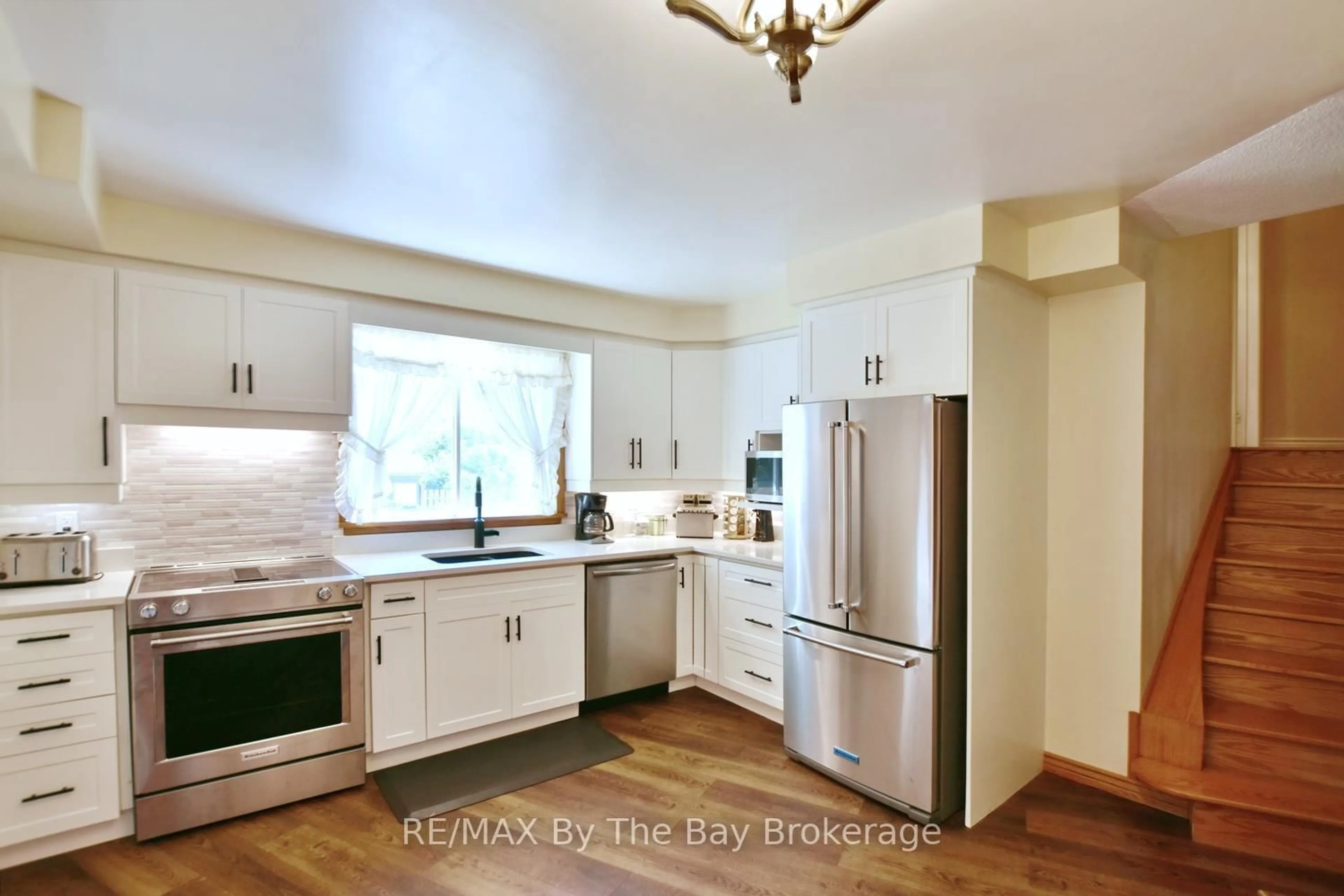 Open concept kitchen, unknown for 69 Frederick Dr, Wasaga Beach Ontario L9Z 1P9