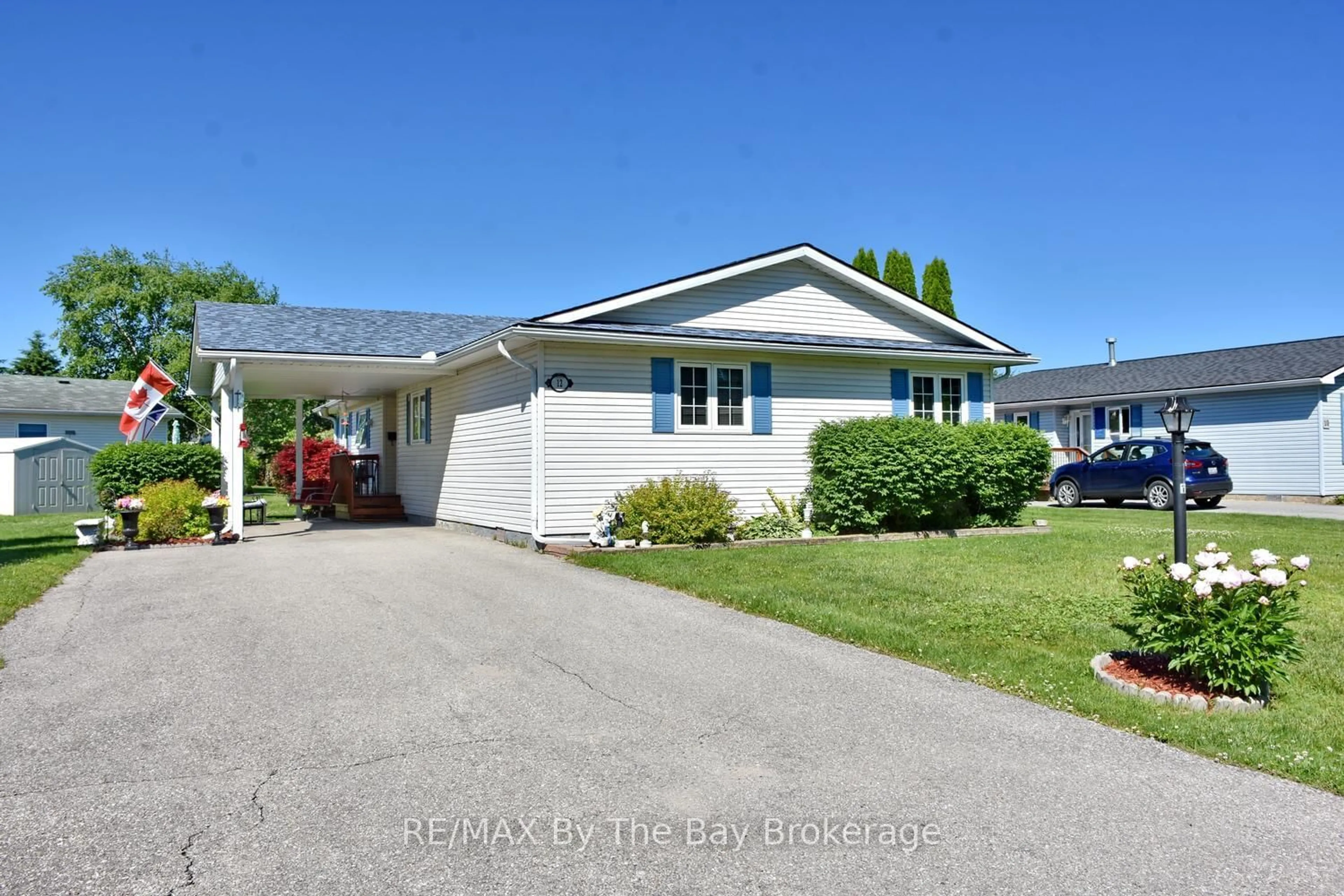 Home with vinyl exterior material, street for 12 Indiana Ave, Wasaga Beach Ontario L9Z 3A8