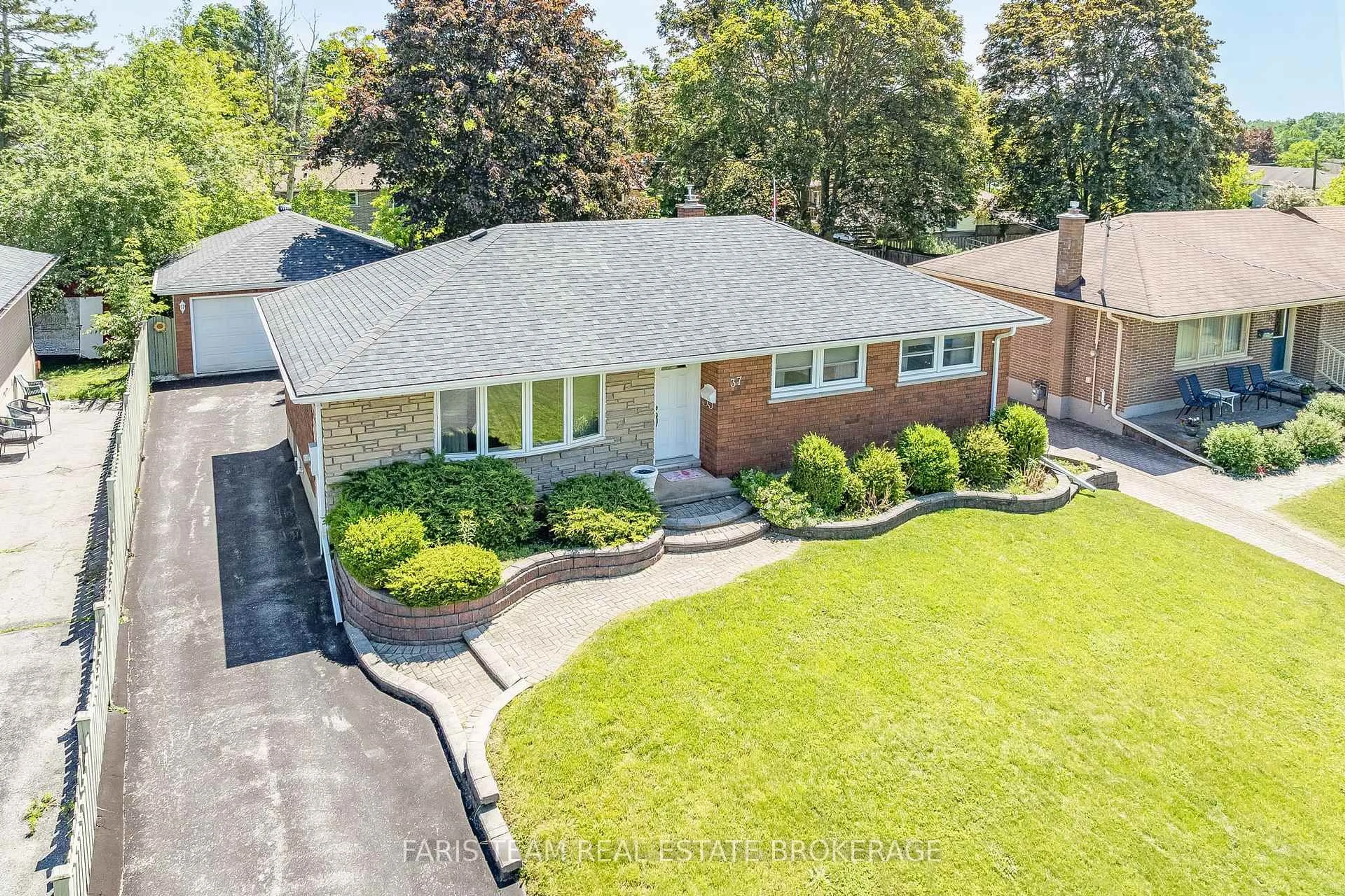 A pic from outside/outdoor area/front of a property/back of a property/a pic from drone, street for 37 Downsview Dr, Barrie Ontario L4M 4P9
