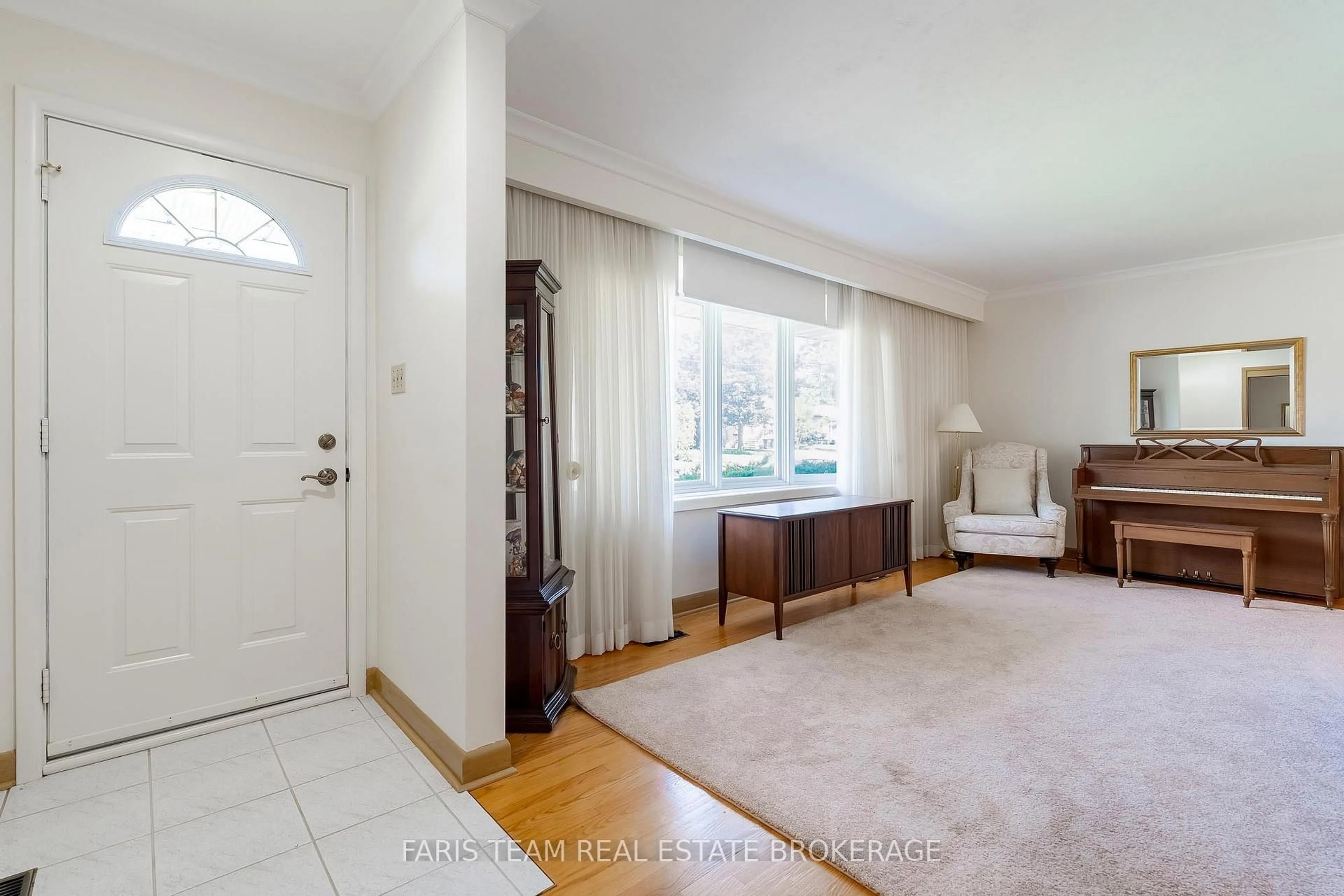 Indoor entryway for 37 Downsview Dr, Barrie Ontario L4M 4P9