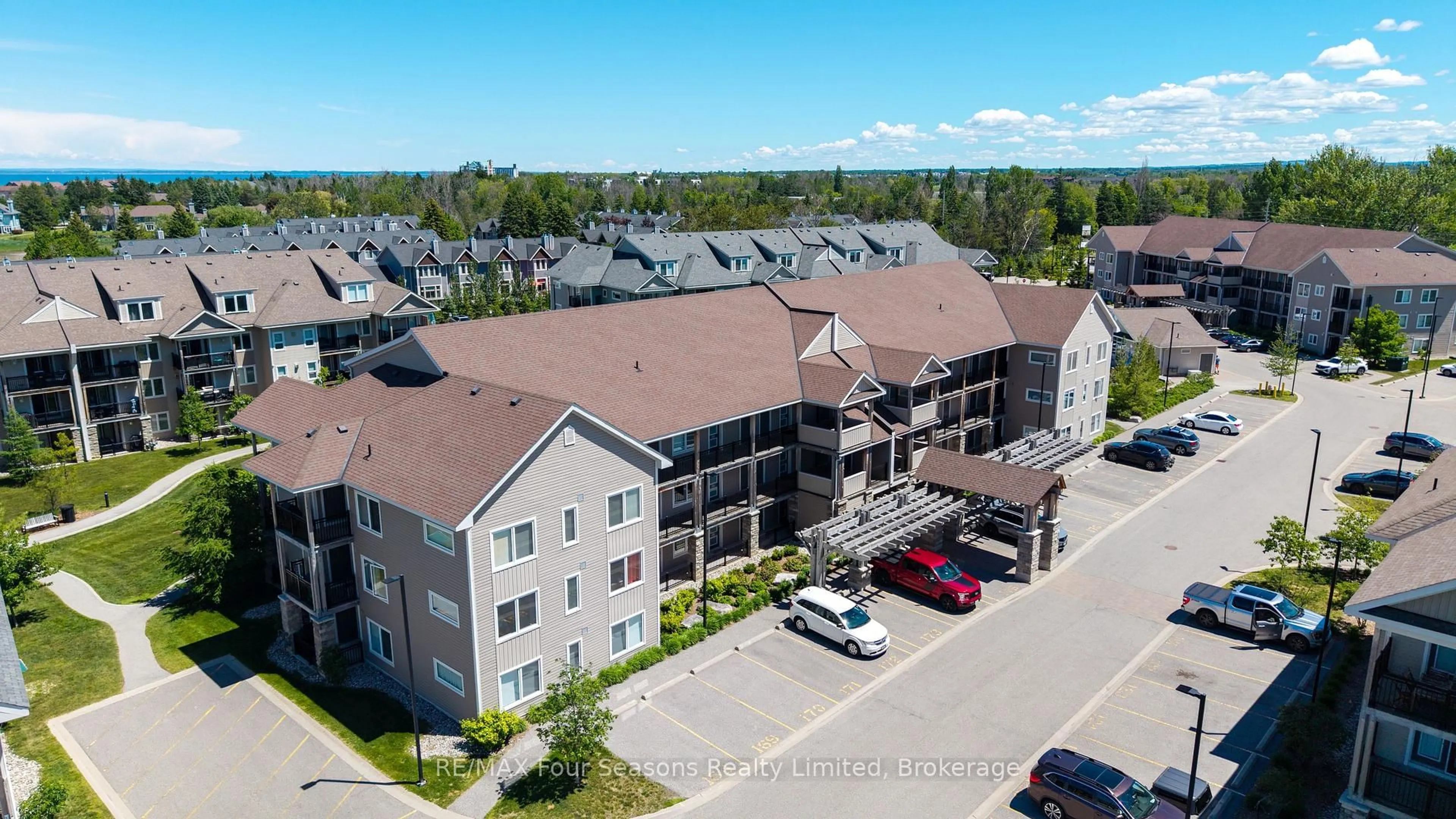 A pic from outside/outdoor area/front of a property/back of a property/a pic from drone, building for 5 Anchorage Cres #104, Collingwood Ontario L9Y 0Y6