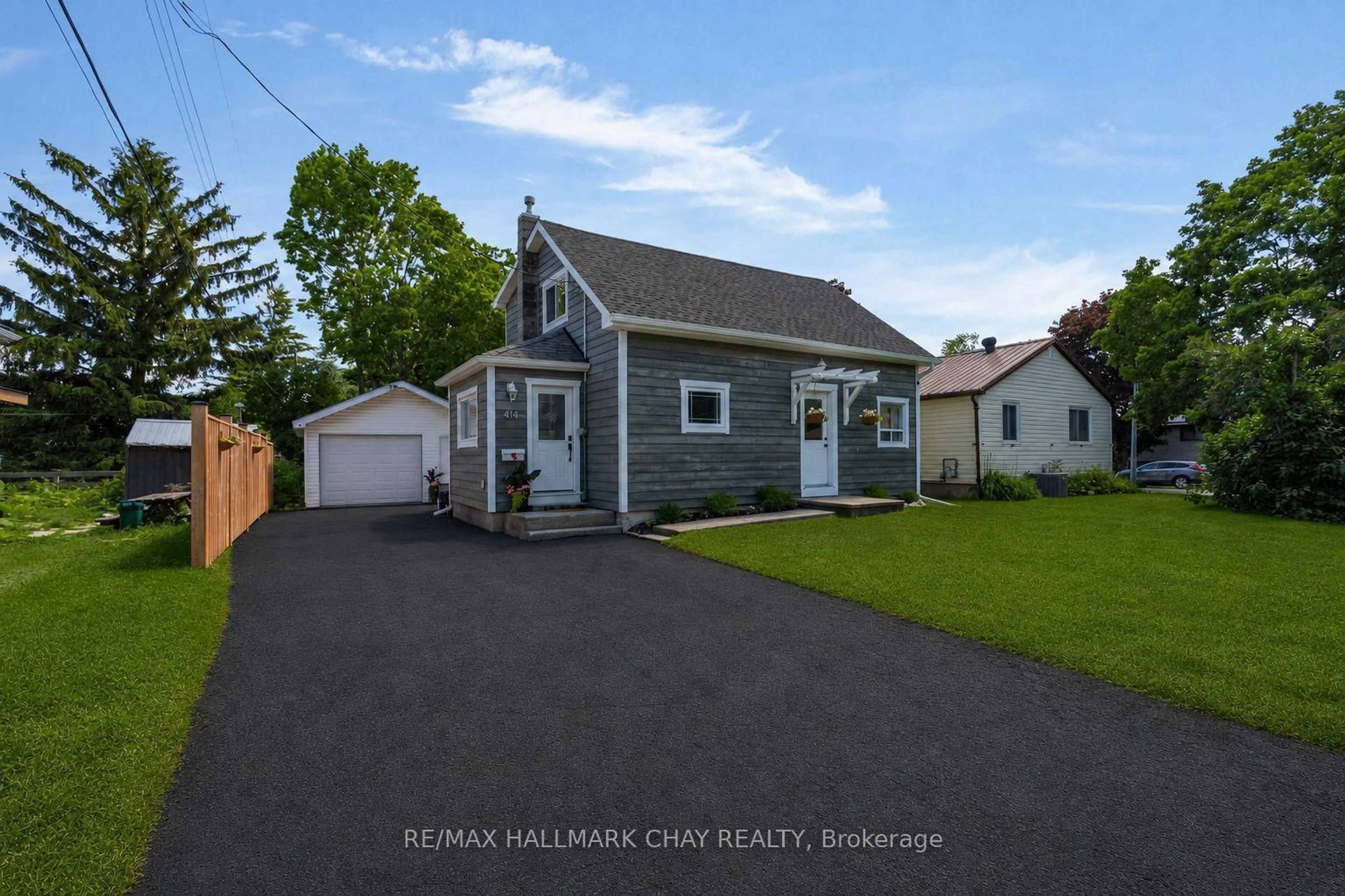 A pic from outside/outdoor area/front of a property/back of a property/a pic from drone, street for 414 Forest Ave, Orillia Ontario L3V 3Z8