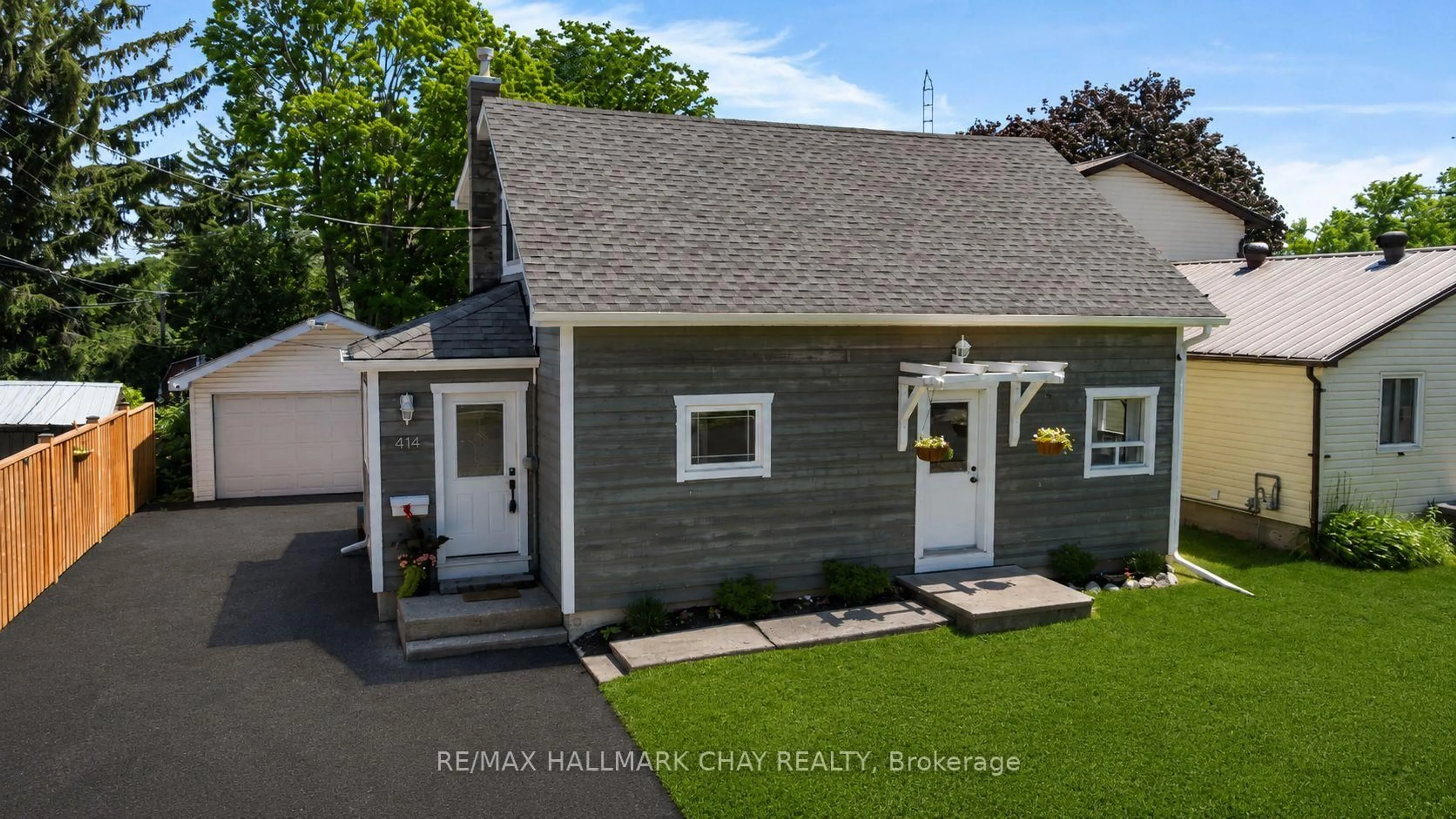 Home with vinyl exterior material, street for 414 Forest Ave, Orillia Ontario L3V 3Z8