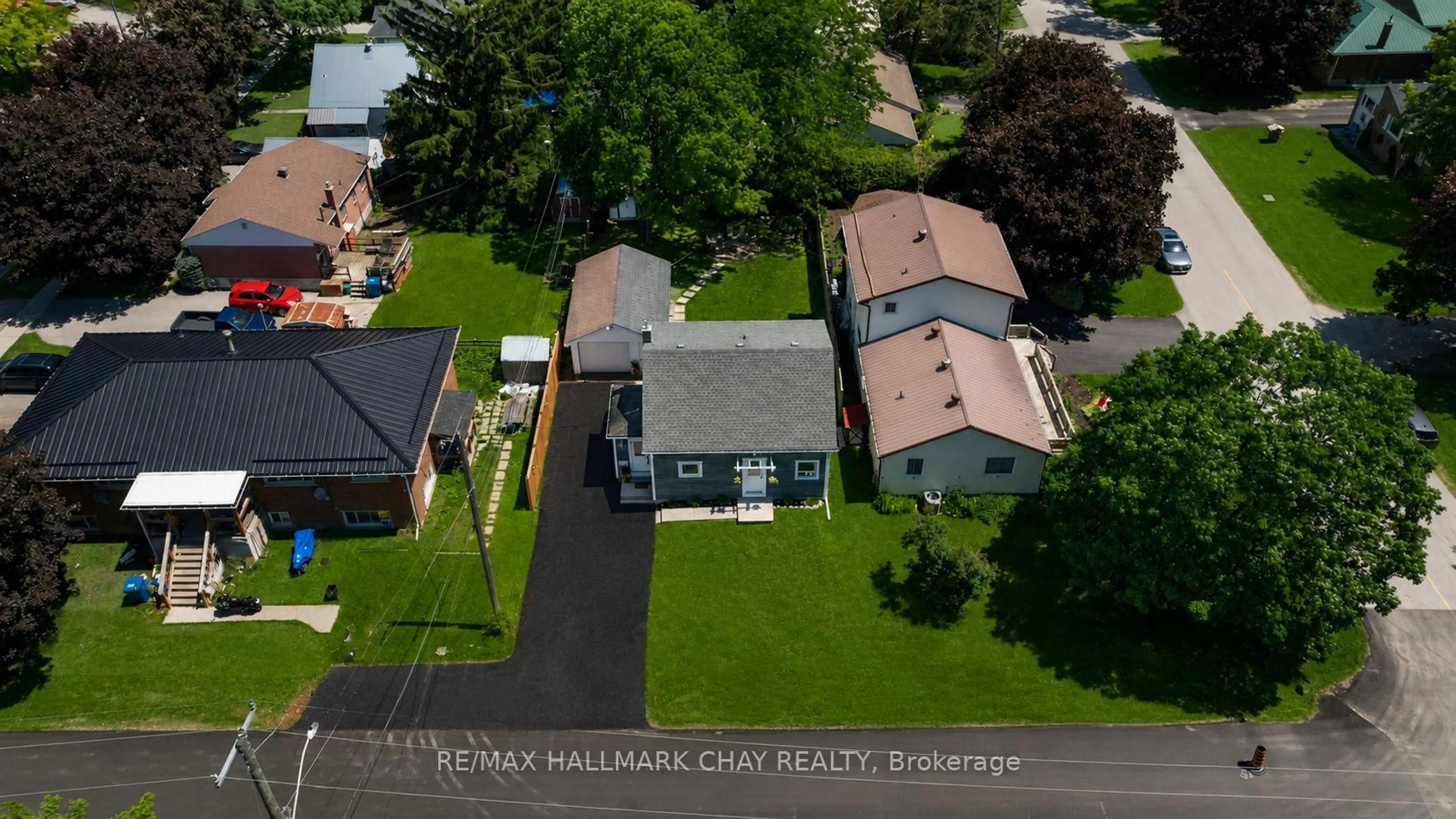 A pic from outside/outdoor area/front of a property/back of a property/a pic from drone, street for 414 Forest Ave, Orillia Ontario L3V 3Z8