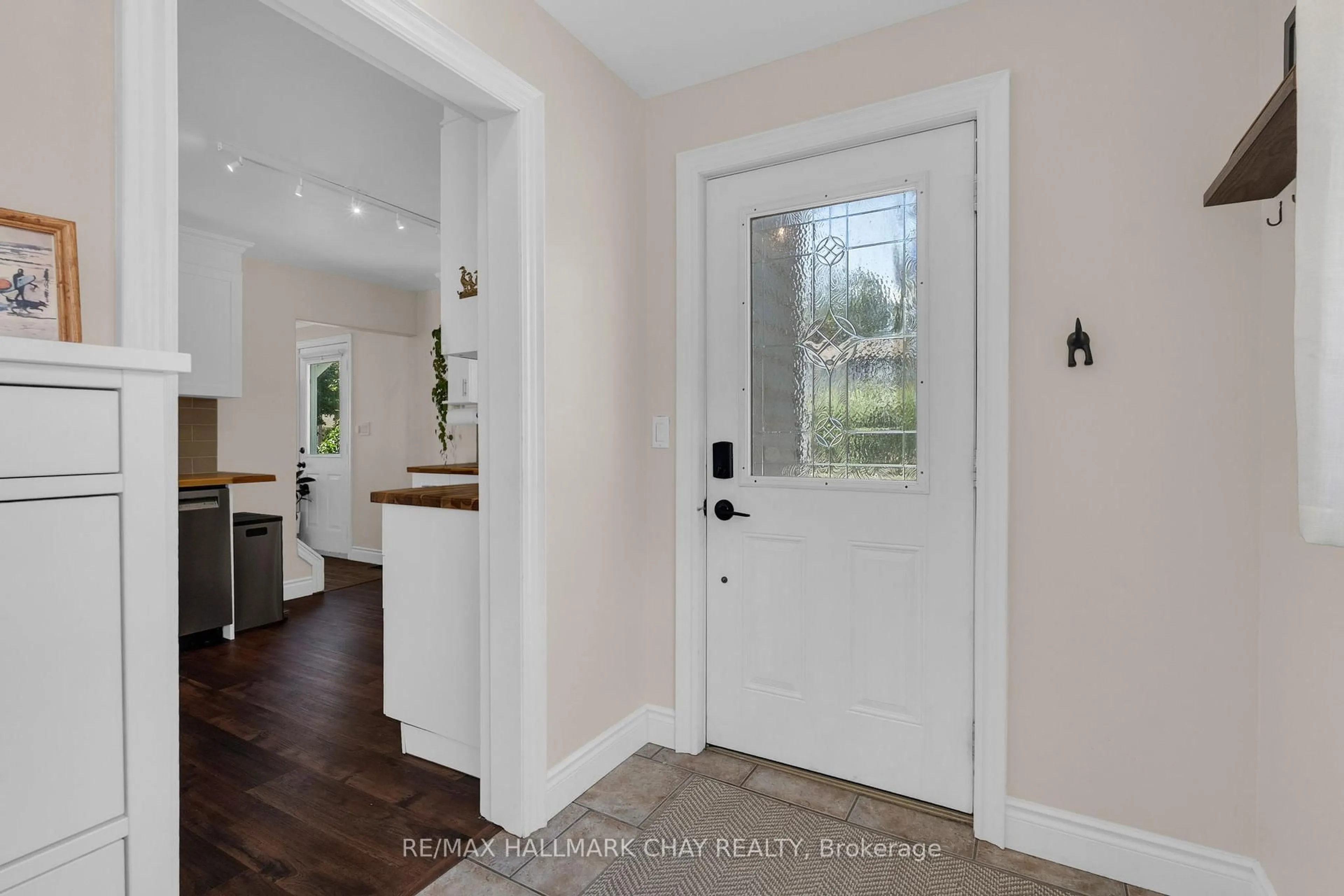 Indoor entryway for 414 Forest Ave, Orillia Ontario L3V 3Z8