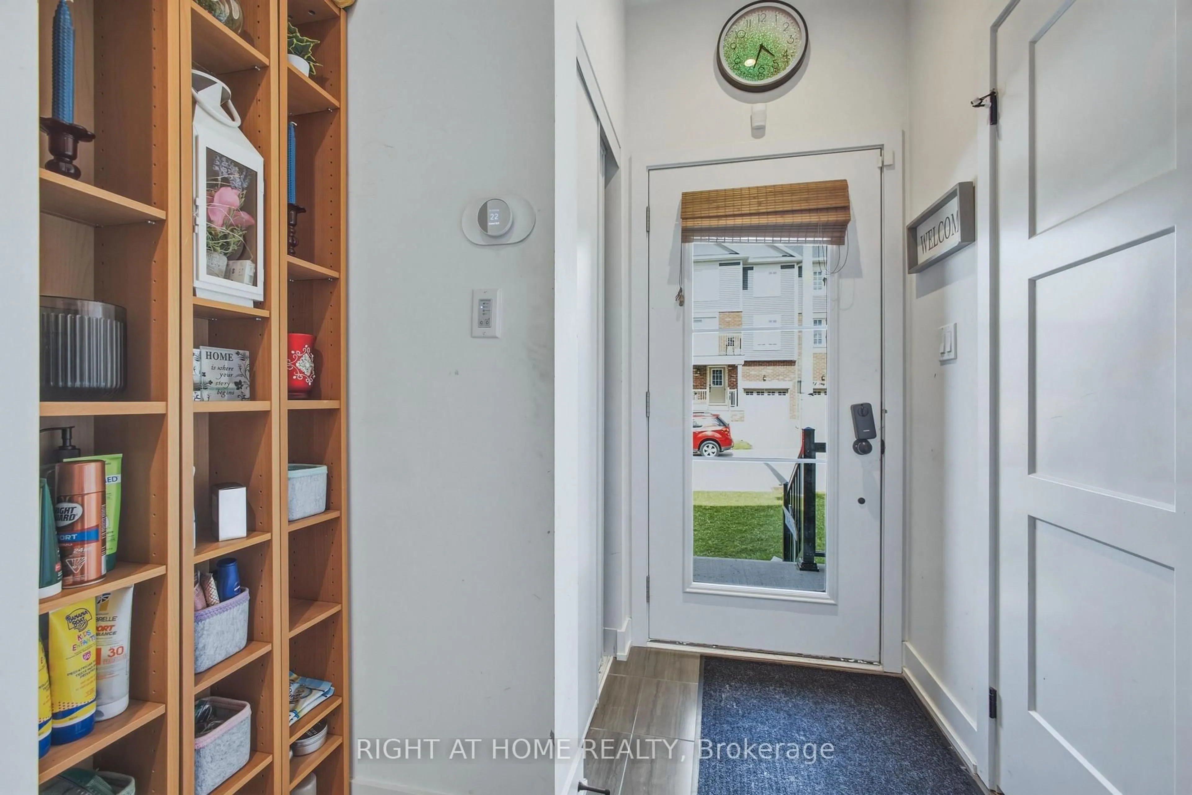 Indoor entryway for 15 Hay Lane, Barrie Ontario L9J 0V6