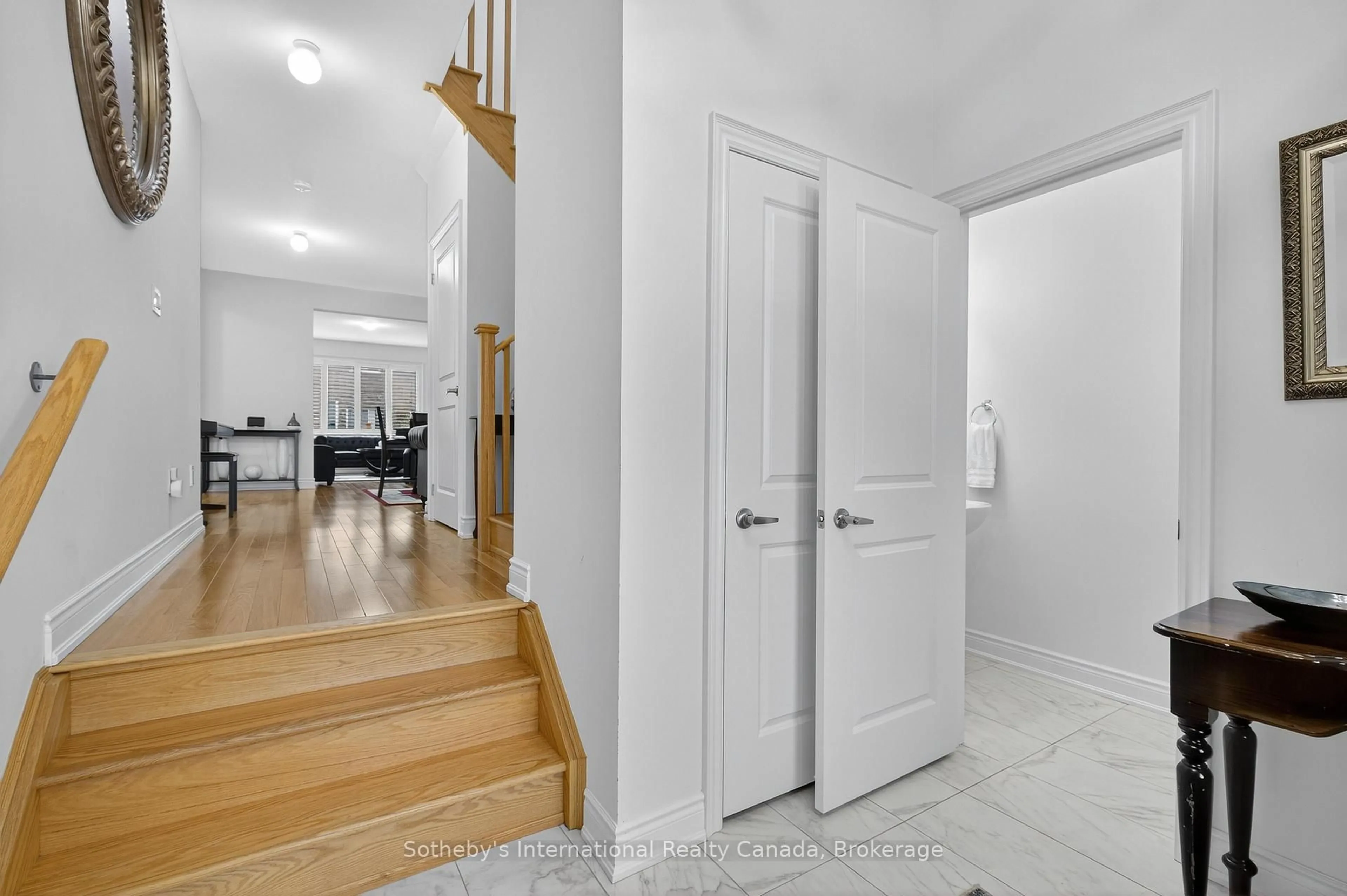Indoor foyer for 5 Middleton Dr, Wasaga Beach Ontario L9Z 0L1