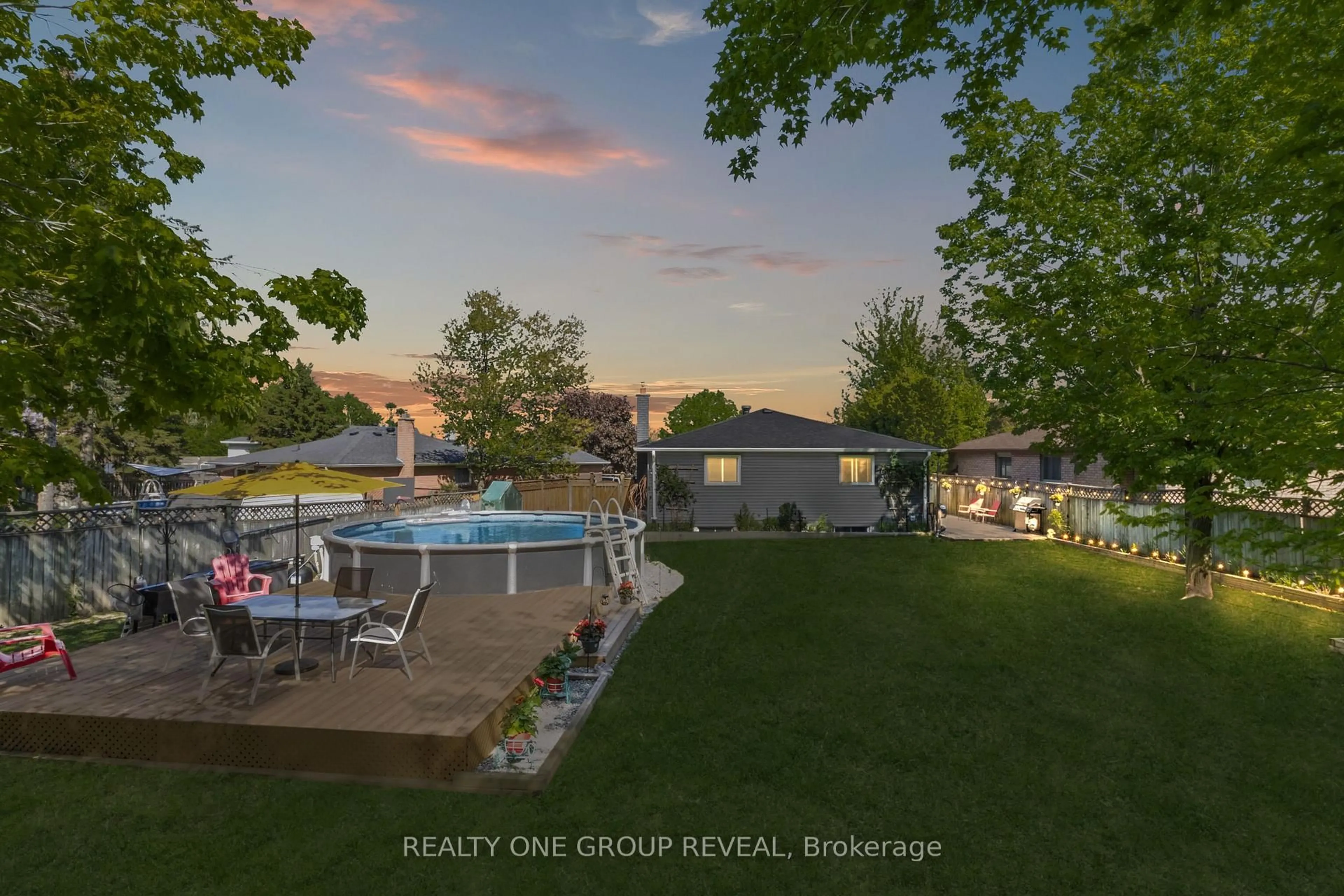 A pic from outside/outdoor area/front of a property/back of a property/a pic from drone, water/lake/river/ocean view for 42 Sinclair Crt, Barrie Ontario L4N 5X8